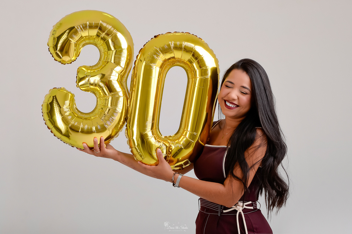 ensaio de aniversario - fotos de 30 anos - ensaio em estudio - drica studio - xinguara - pará - fundo sem detalhes - balões de numero 30 - usando conjunto marrom - 