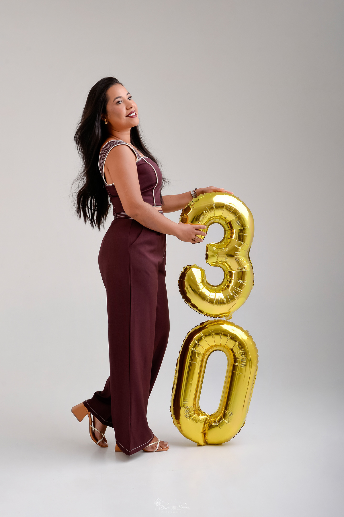 ensaio de aniversario - fotos de 30 anos - ensaio em estudio - drica studio - xinguara - pará - fundo sem detalhe - balões de numero 30 - usando conjunto marrom - 