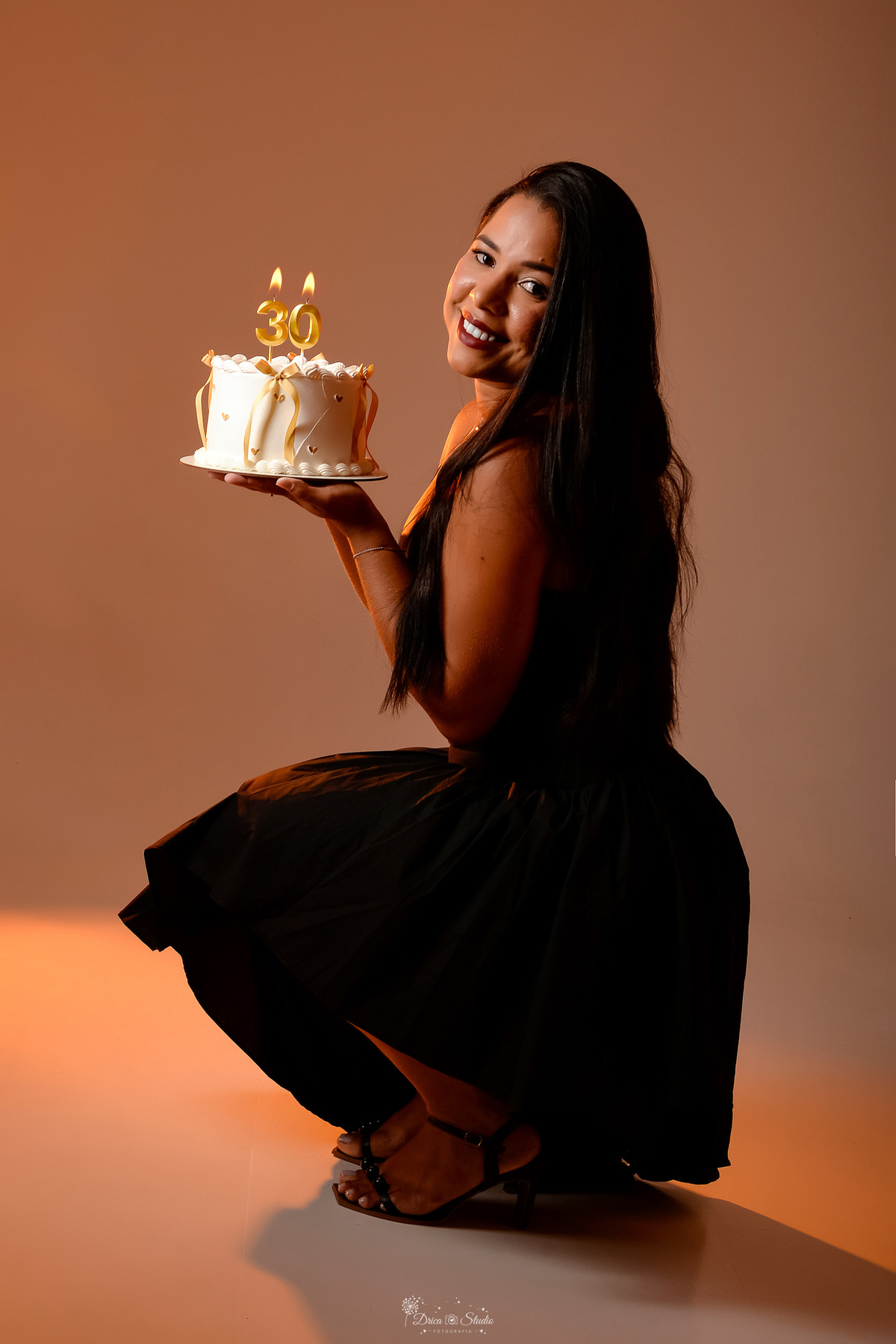 ensaio de aniversario - fotos de 30 anos - ensaio em estudio - drica studio - xinguara - pará - usando vestido preto - bolo branco com laços dourados - 