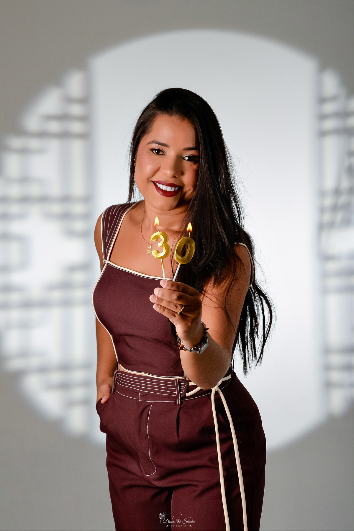 ensaio de aniversario - fotos de 30 anos - ensaio em estudio - drica studio - xinguara - pará - velas de 30 anos - luz de fundo - aniversáriante usando conjunto na cor marrom - 