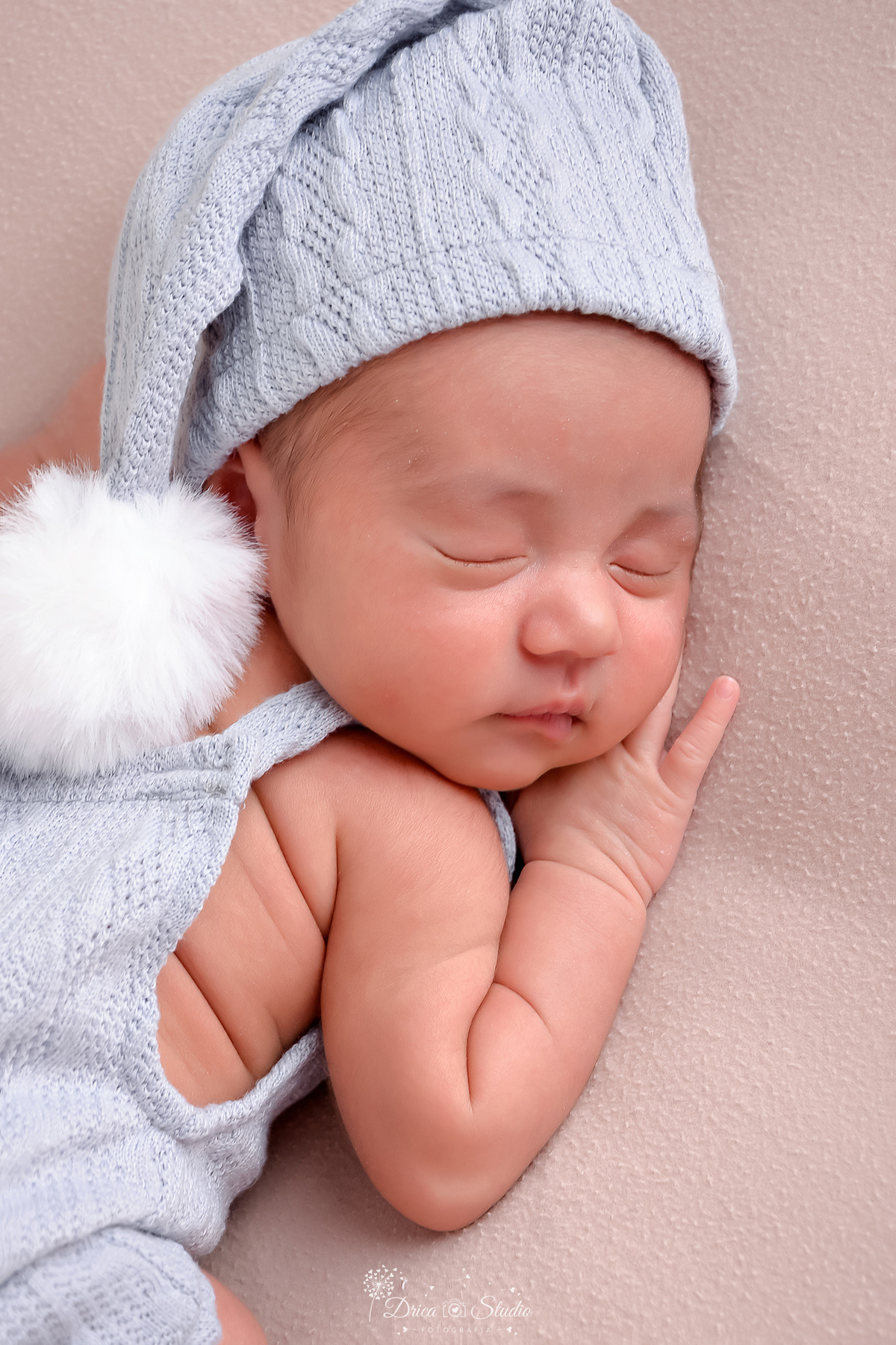 -newbornboy -bebêmenino -primeirosdias -recémnascido- dricaStudio -Xinguara - bebê usando pijama e touquinha de dormir 
