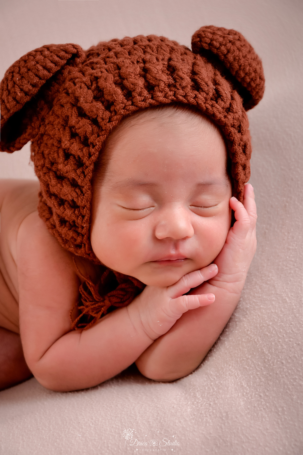 -newbornboy -bebêmenino -primeirosdias -recémnascido- dricaStudio -Xinguara - bebê com as mãozinhas no rosto  - usando touquinha de ursinho marrom - 