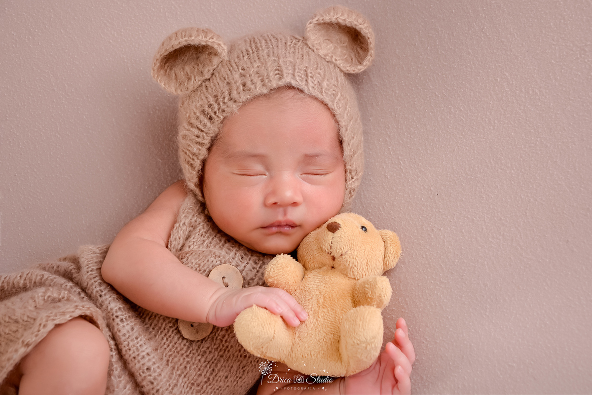 -newbornboy -bebêmenino -primeirosdias -recémnascido- dricaStudio -Xinguara -  bebê usando roupinha de ursinho marrom - segurendo ursinho nas mãos - 
