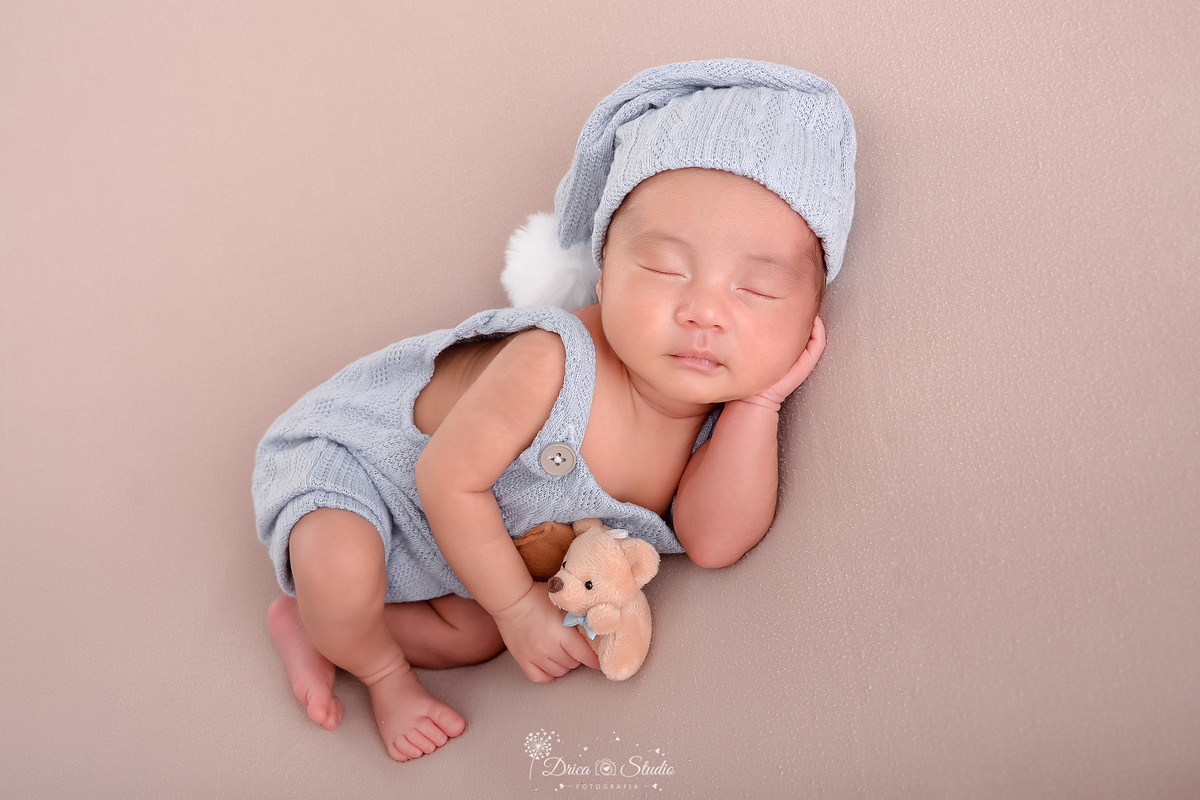 -newborn- fotografianewborn -newbornboy -bebêmenino -fotografiainfantil -ensaiodebebê -primeirosdias -recémnascido - -fotografiaprofissional -dricaStudio -Xinguara - bebê usando pijama e touquinha - segurando um ursinho 