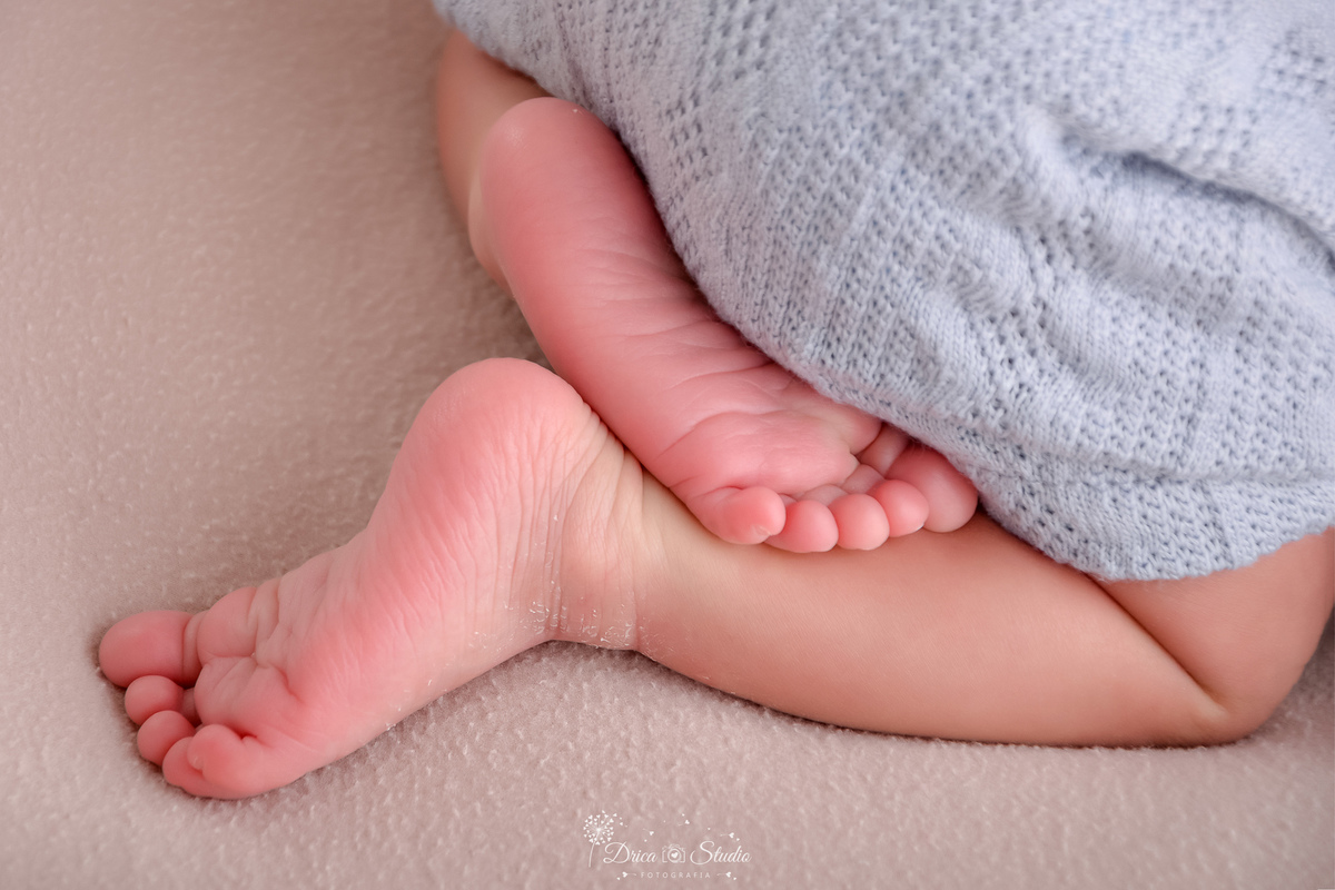 -newbornboy -bebêmenino -primeirosdias -recémnascido- dricaStudio -Xinguara - foto do pezinho do bebê - 