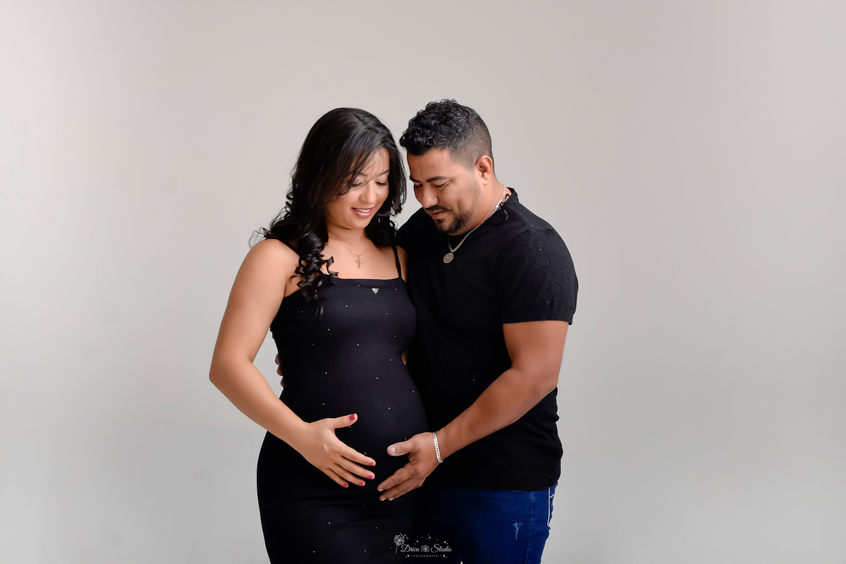 -ensaiogestante -fotografiagestante  -gravidez -maternidade - casal usando look preto - com as mãos na barriga - 