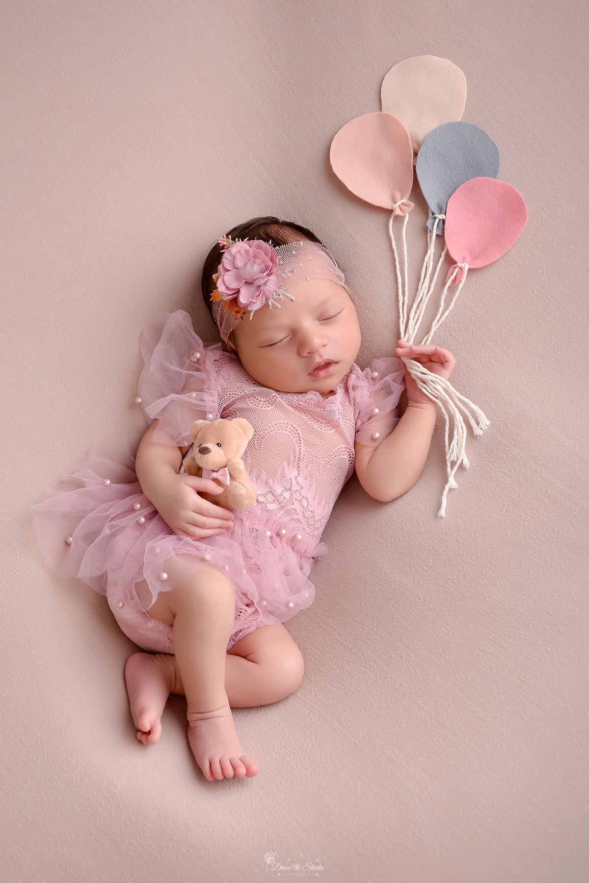 Newborn - primeiros dias - recém nascida - ensaio newborn - drica studio - xinguara - bebê usando vestido rosa - segurango mini balões - com ursinho marrom na mão - 