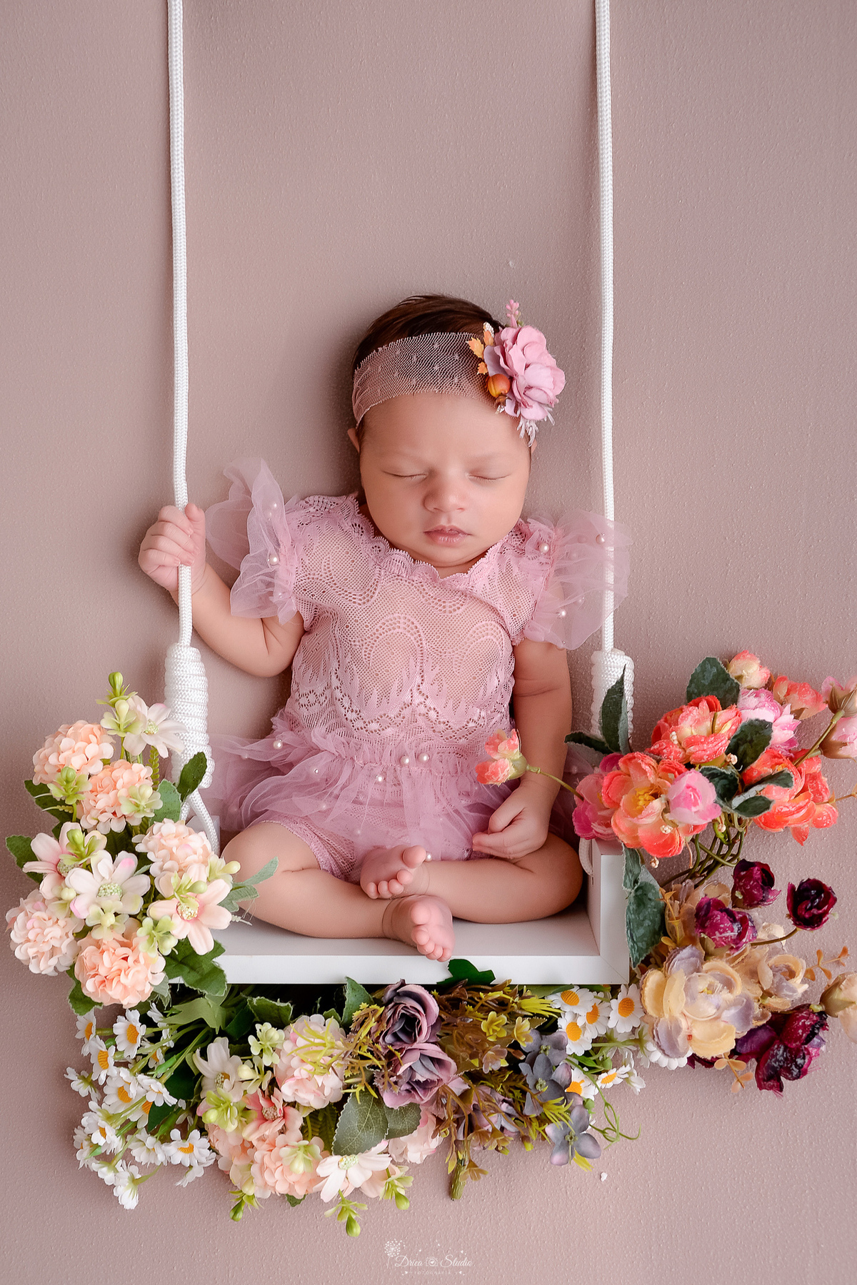 Newborn - primeiros dias - recém nascida - ensaio newborn - drica studio - xinguara - balanço de flores - bebê usando vestido rosa - com laço de flor - 