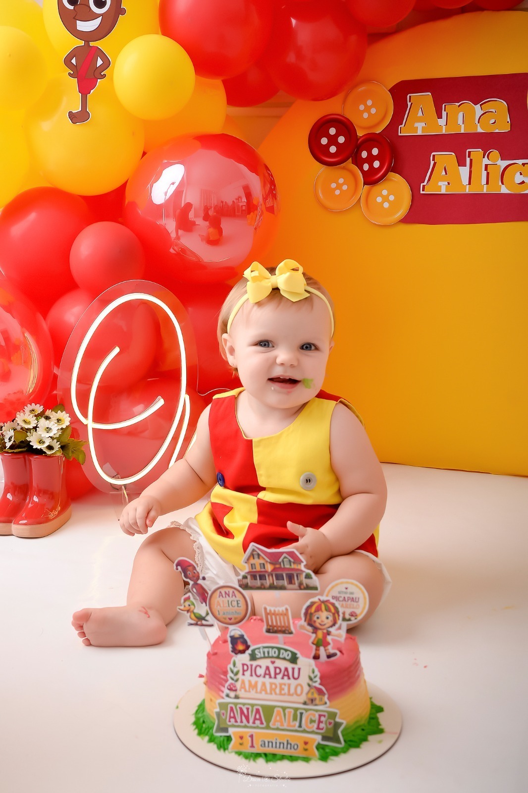 drica studio - smash the cake - 1 ano - ensaio infantil - acompanhamento mensal - xinguara - pará - cenário de emilia - one de led - balões amarelos e vermelhos - one de led 