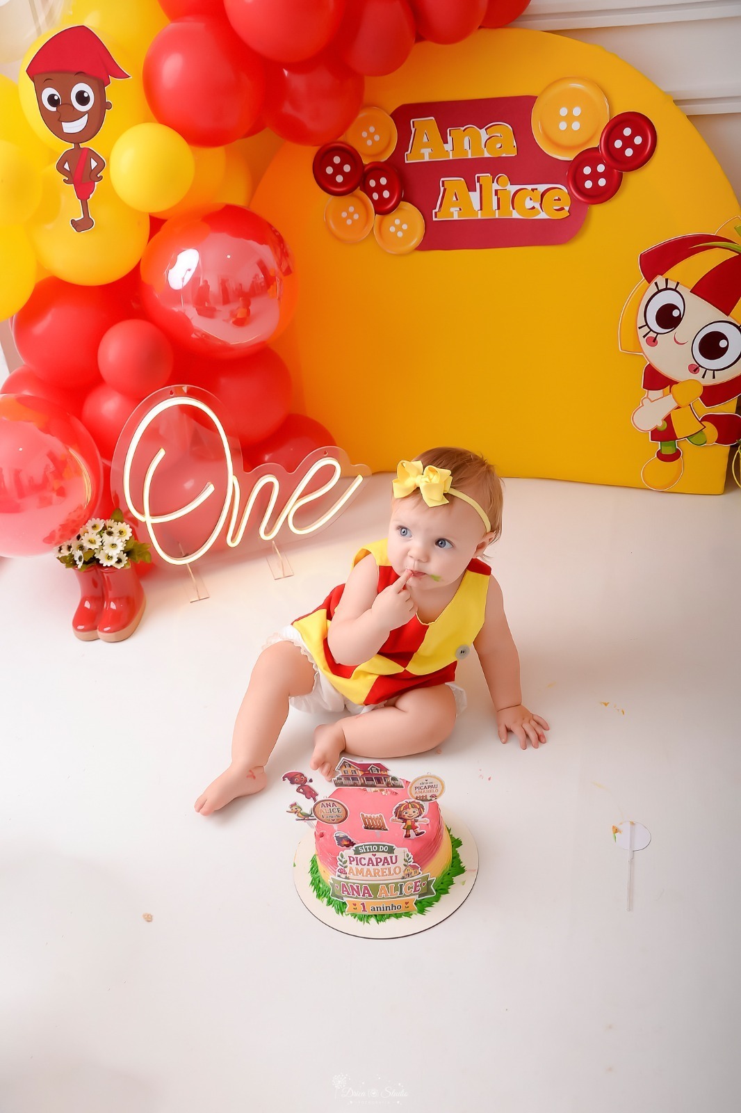 drica studio - smash the cake - 1 ano - ensaio infantil - acompanhamento mensal - xinguara - pará - one de led - balões vermelhos 