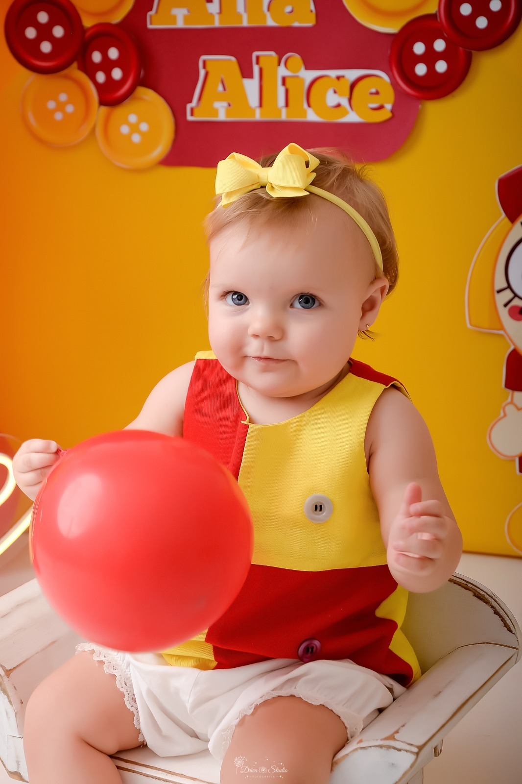 drica studio - smash the cake - 1 ano - ensaio infantil - acompanhamento mensal - xinguara - pará - cenario de emilia - bebê segurando balão vermelho 