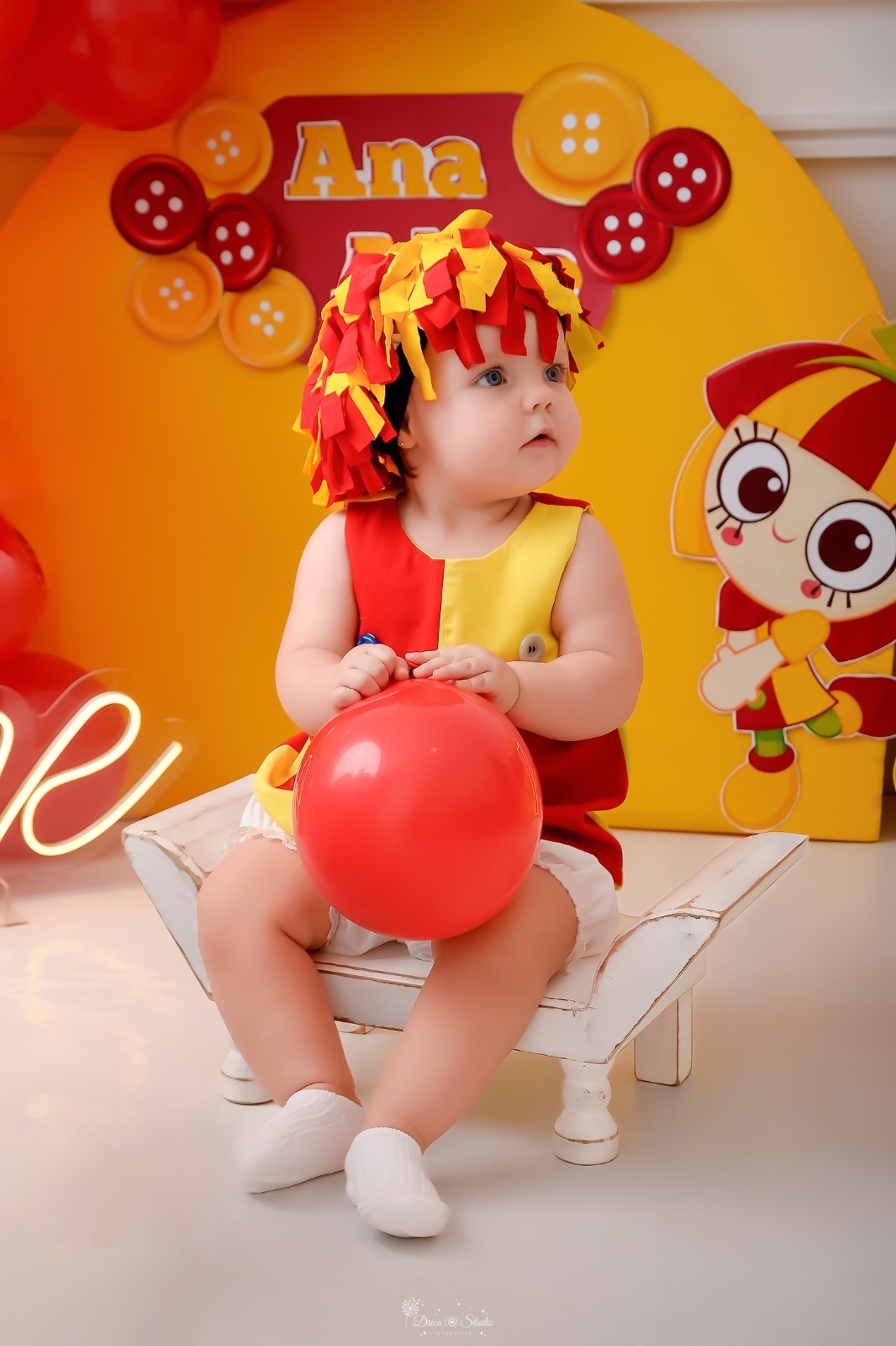 drica studio - smash the cake - 1 ano - ensaio infantil - acompanhamento mensal - xinguara - pará - cenário de emilia - bebe segurando balão vermelho - usando roupa da emilia fundo amarelo 
