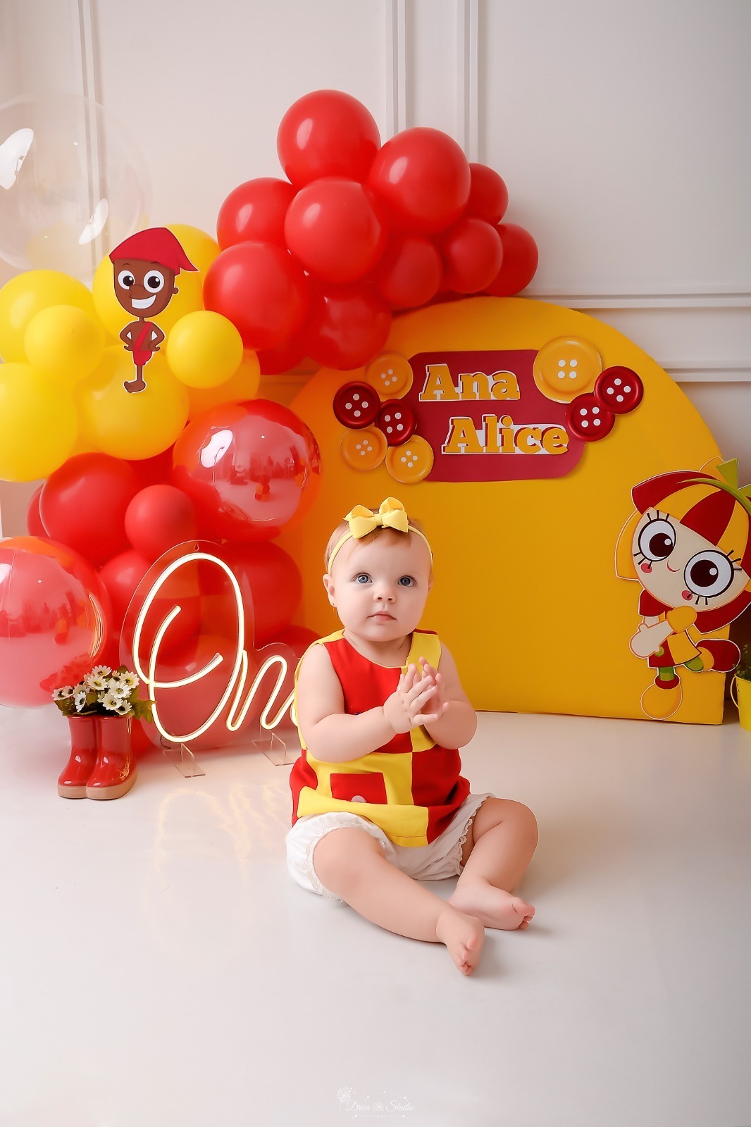 drica studio - smash the cake - 1 ano - ensaio infantil - acompanhamento mensal - xinguara - pará - cenário de emilia - balões amarelos e vermelhos - one de led - bebe usando roupinha da emilia - fundo amarelo 