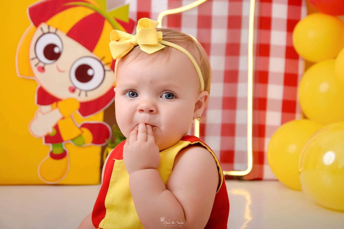 drica studio - smash the cake - 1 ano - ensaio infantil - acompanhamento mensal - xinguara - pará - cenário de emilia - usando laço amarelo - 1 de led 