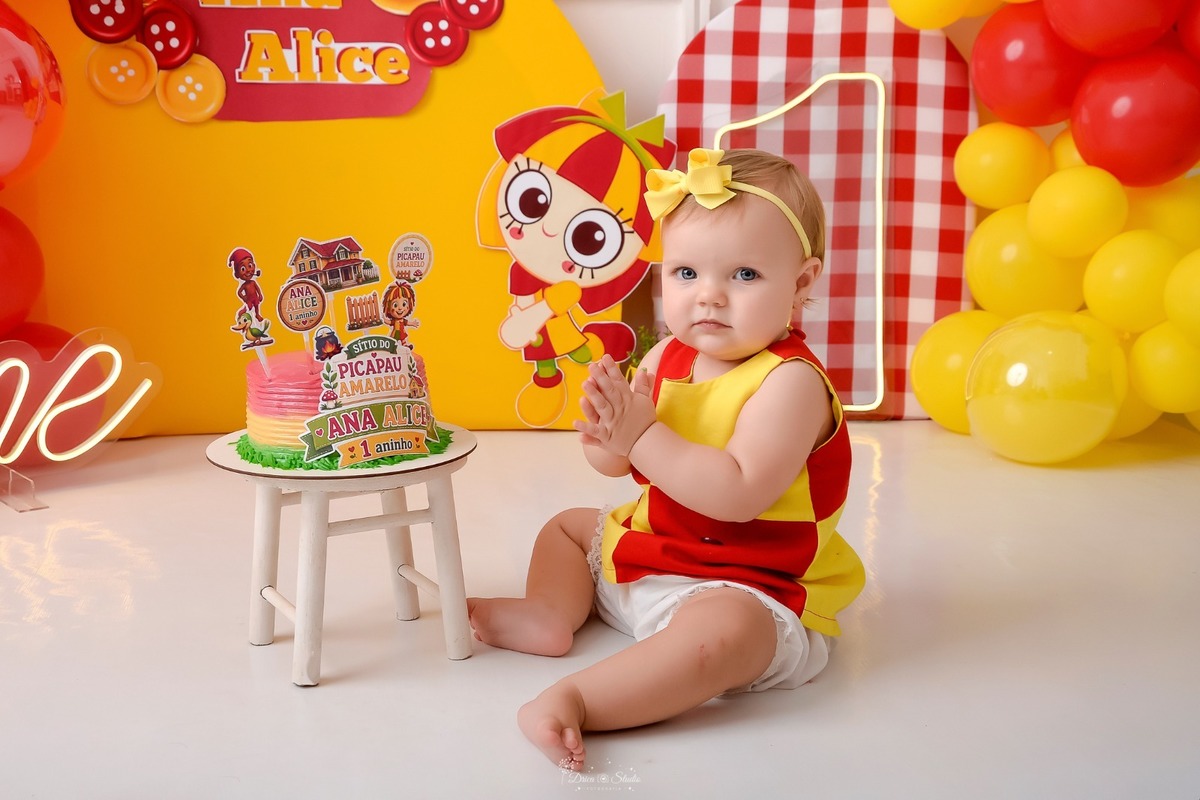 drica studio - smash the cake - 1 ano - ensaio infantil - acompanhamento mensal - xinguara - pará - cenário de emilia - com balões amarelos e vermelhos - - bolo com topos da emilia - 1 de led - one  de led 
