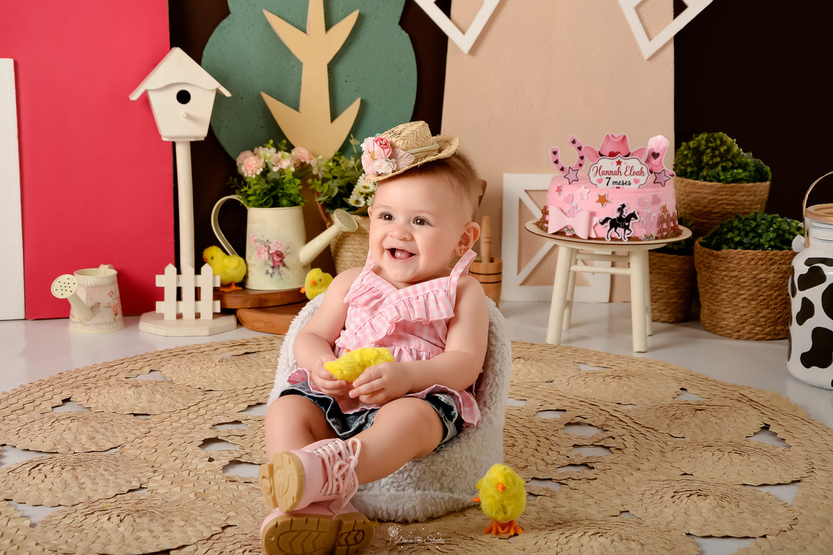 drica studio - acompanhamento mensal - cenário contruy - bota infantil - roupinhas xadrez - berrante - cavalinhos de madeiras - chapeu - 