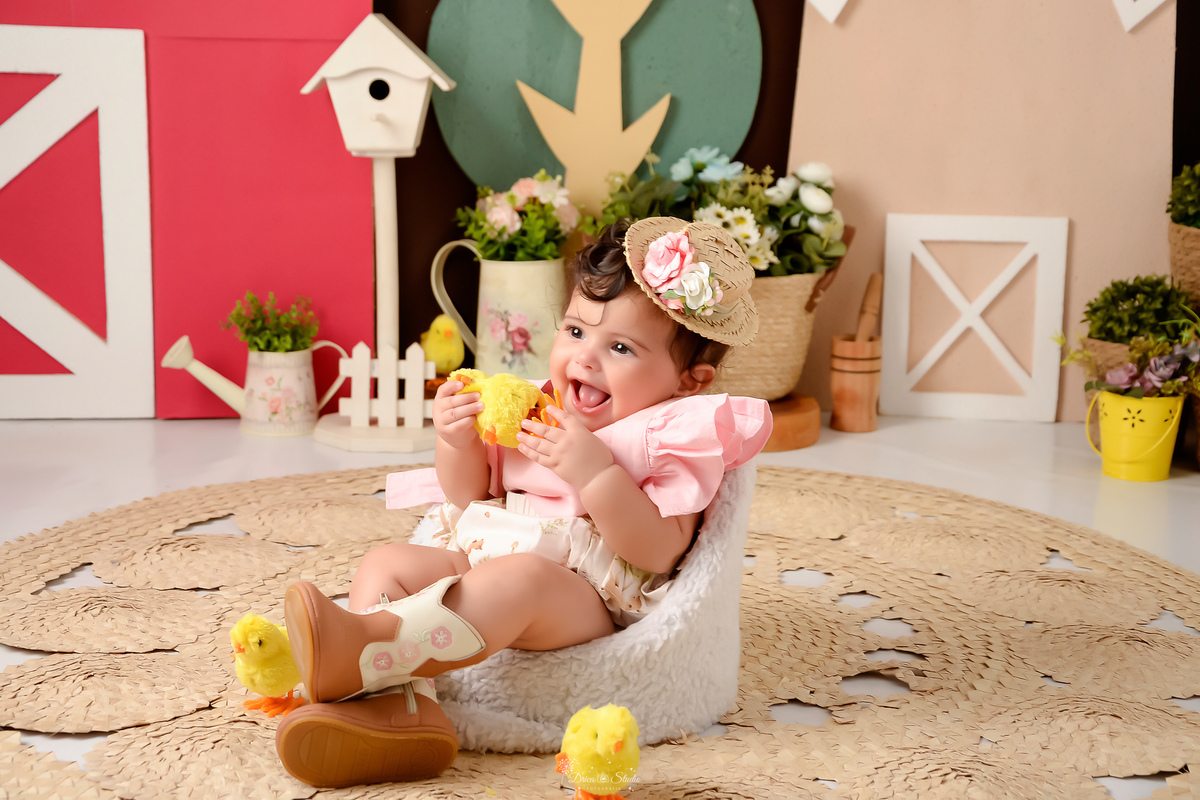 drica studio - acompanhamento mensal - cenário contruy - bota infantil - roupinhas xadrez - berrante - cavalinhos de madeiras - chapeu - 