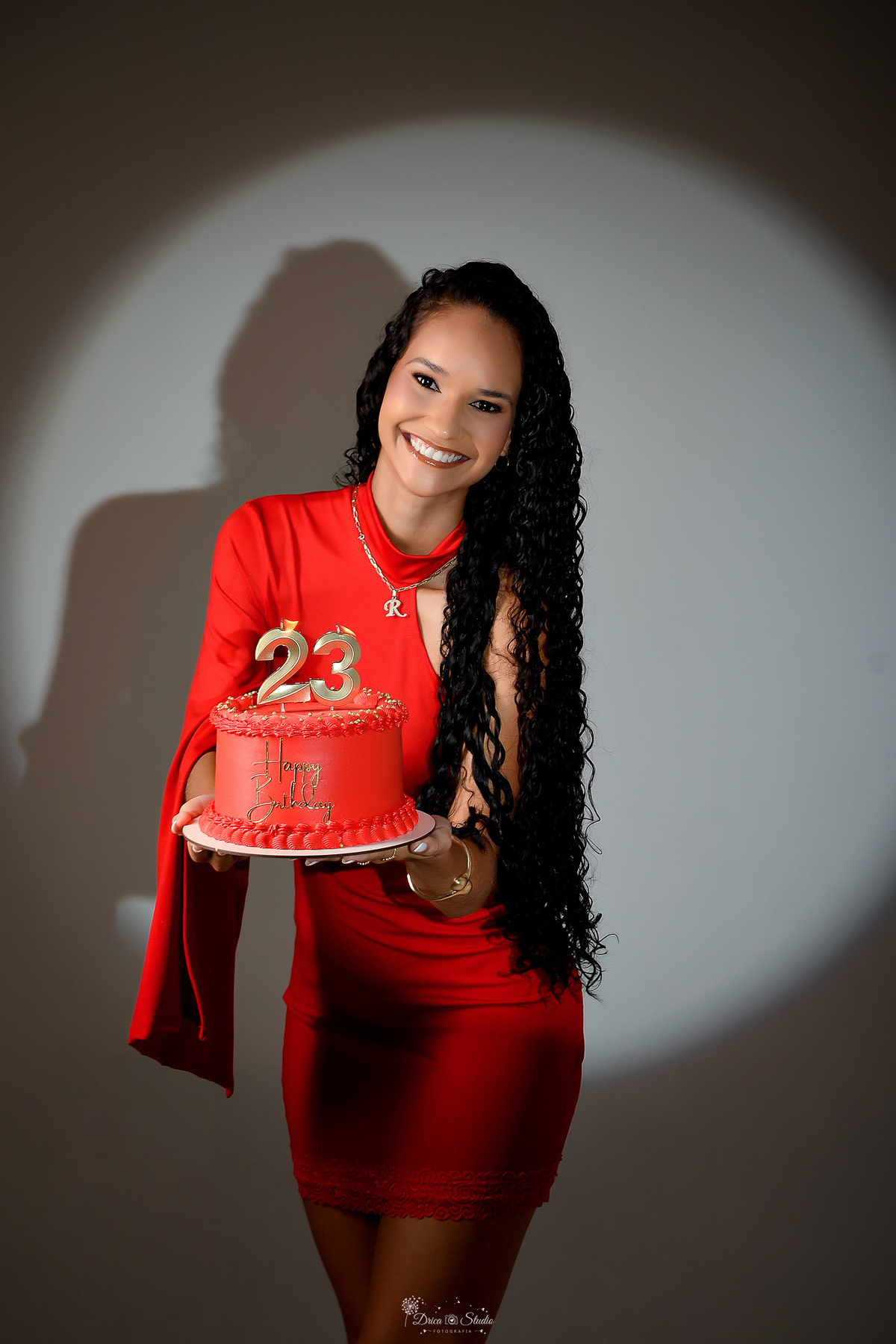 drica studio - ensaio de aniversário - fotos em estudio - 23 anos - ensaio feminino - usando vestido vermelho - com velas de numero 23 - bolo vermelho 