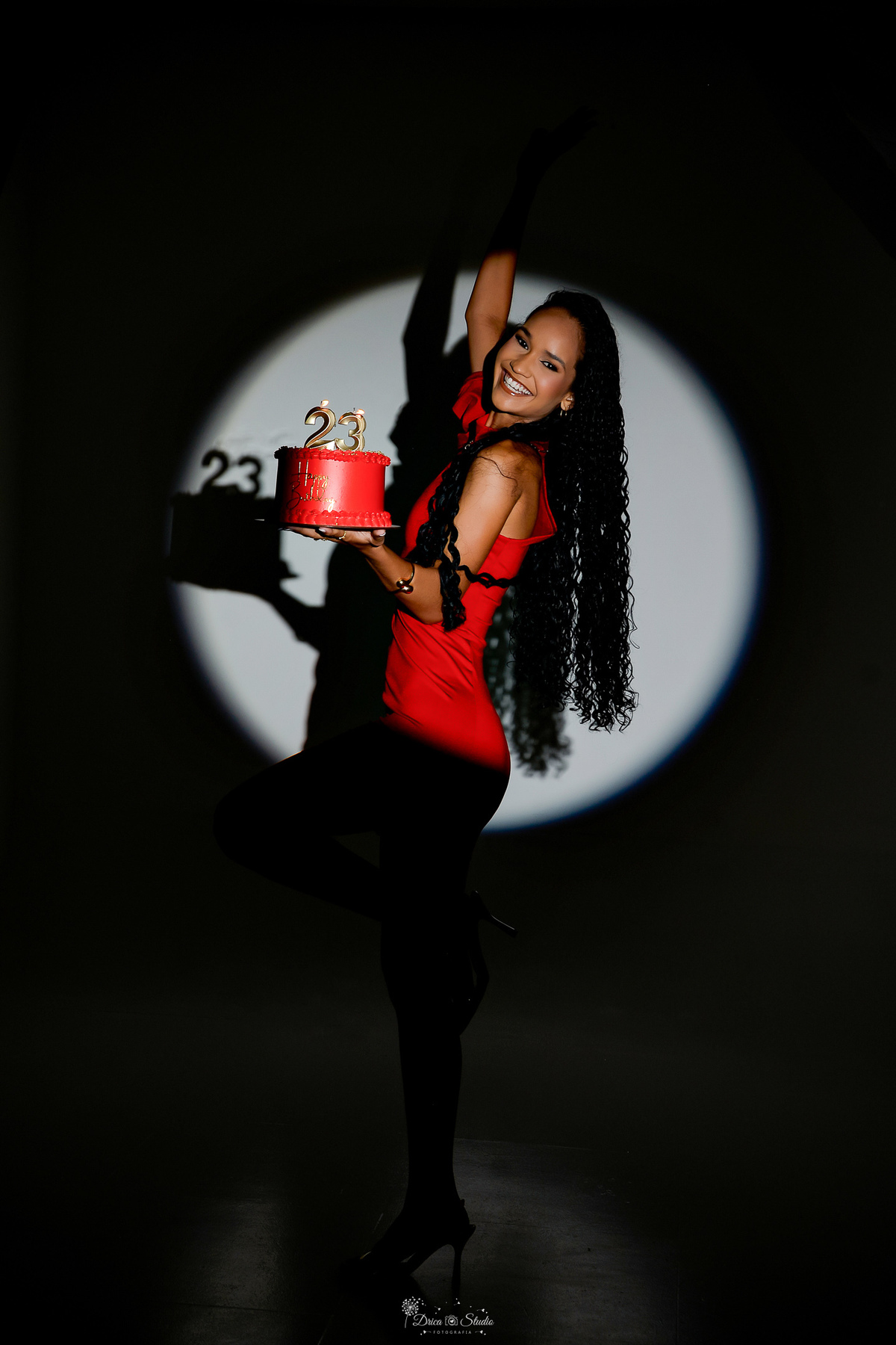 drica studio - ensaio de aniversário - fotos em estudio - 23 anos - ensaio feminino - usando vestido vermelho - com velas de numero 23 -bolo vermelho 