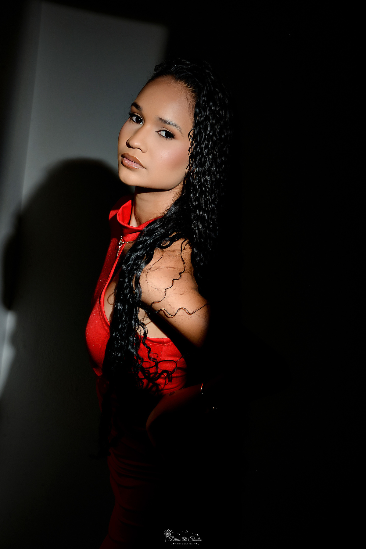 drica studio - ensaio de aniversário - fotos em estudio - 23 anos - ensaio feminino - usando vestido vermelho - com velas de numero 23 - 