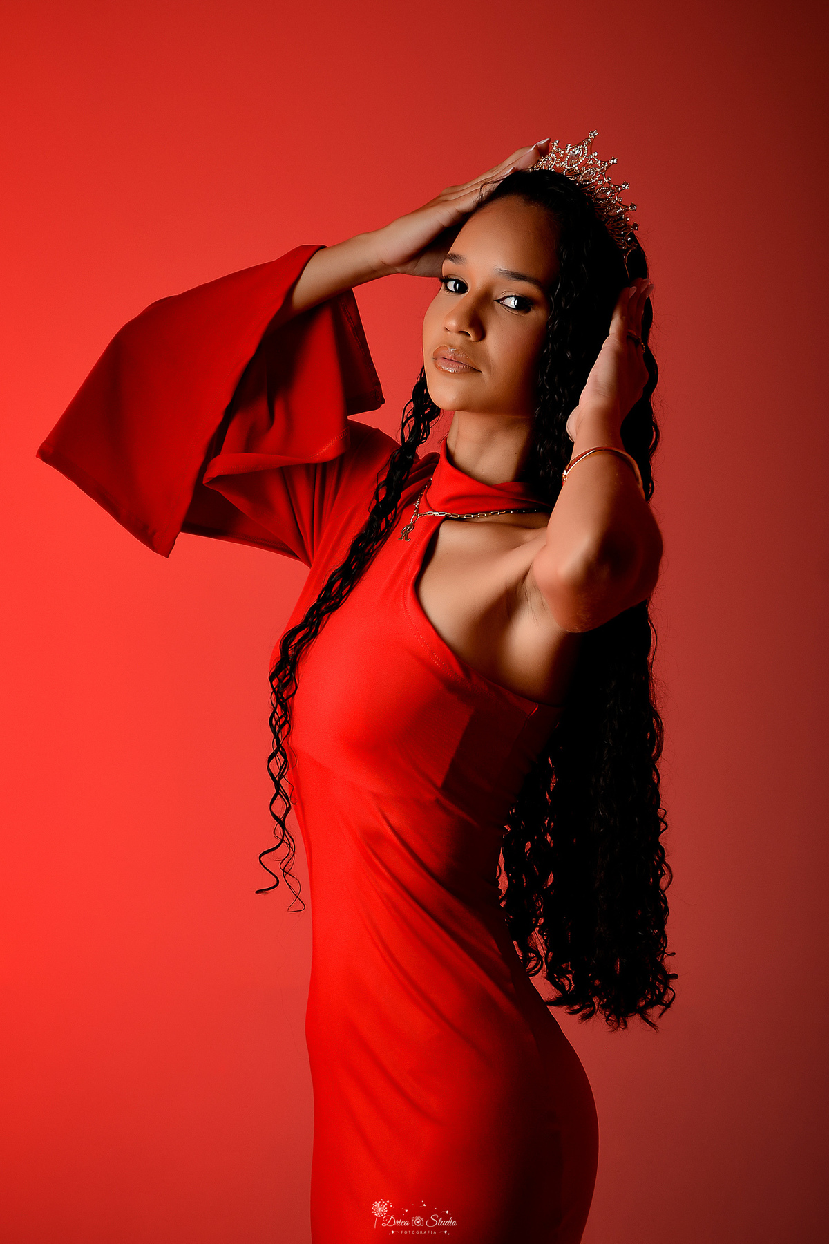 drica studio - ensaio de aniversário - fotos em estudio - 23 anos - ensaio feminino - usando vestido vermelho -  - usando coroa 