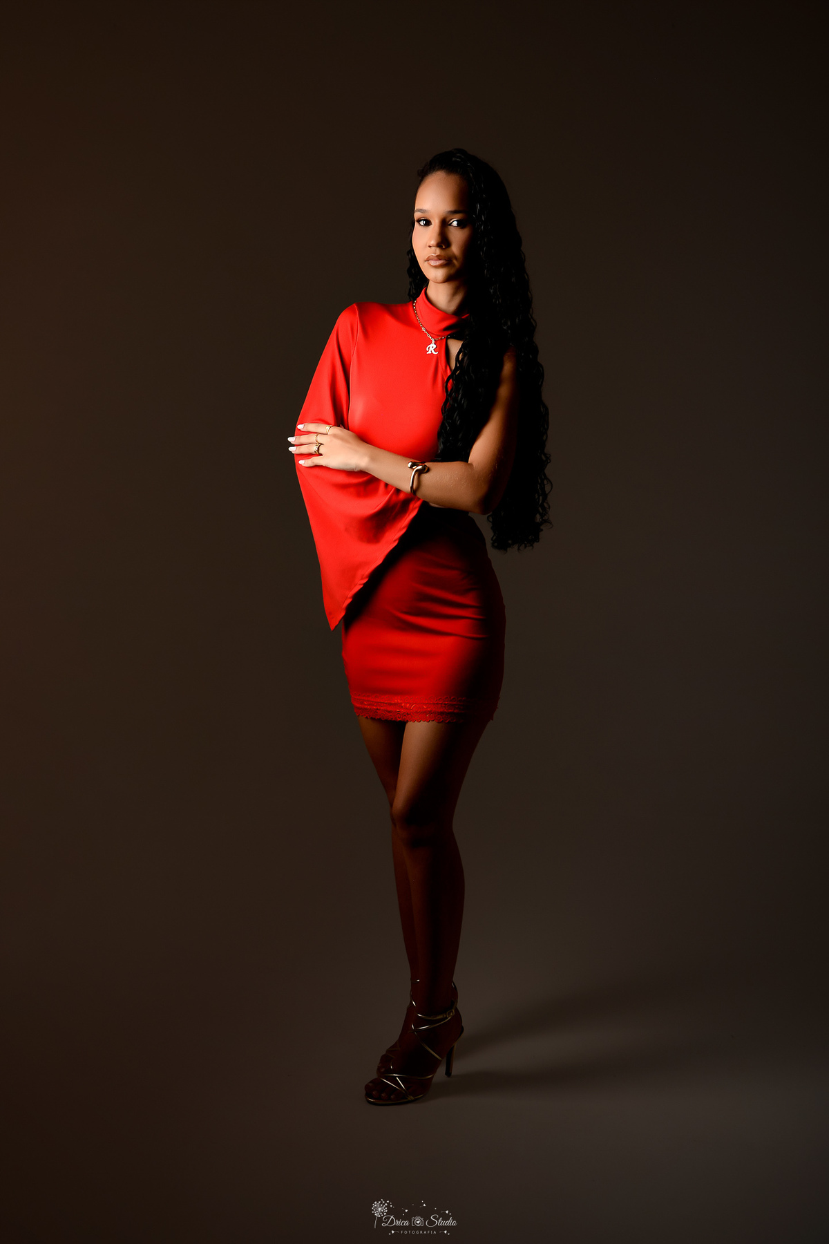 drica studio - ensaio de aniversário - fotos em estudio - 23 anos - ensaio feminino - usando vestido vermelho - 