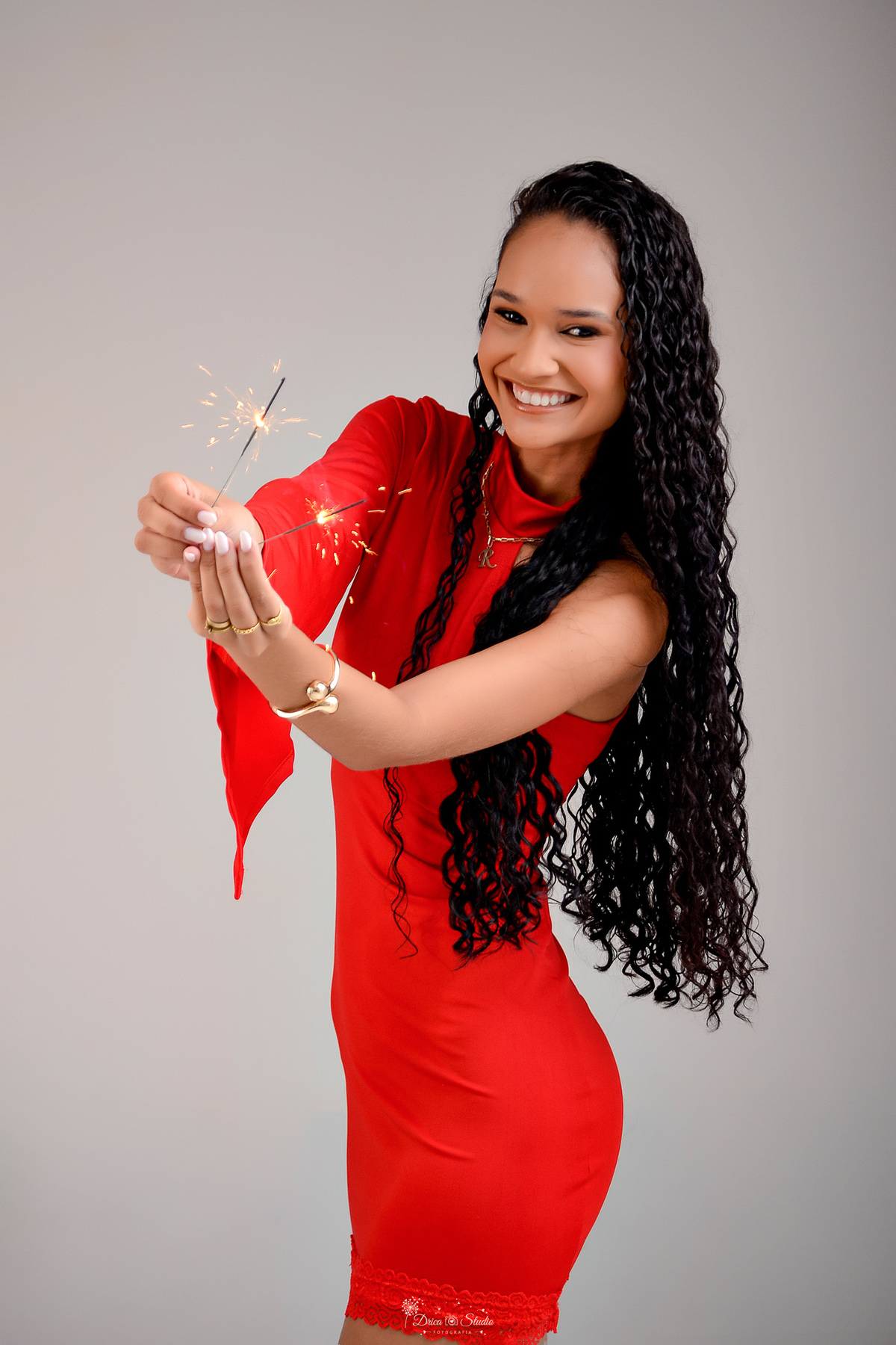 drica studio - ensaio de aniversário - fotos em estudio - 23 anos - ensaio feminino - usando vestido vermelho -  com velas acesas 