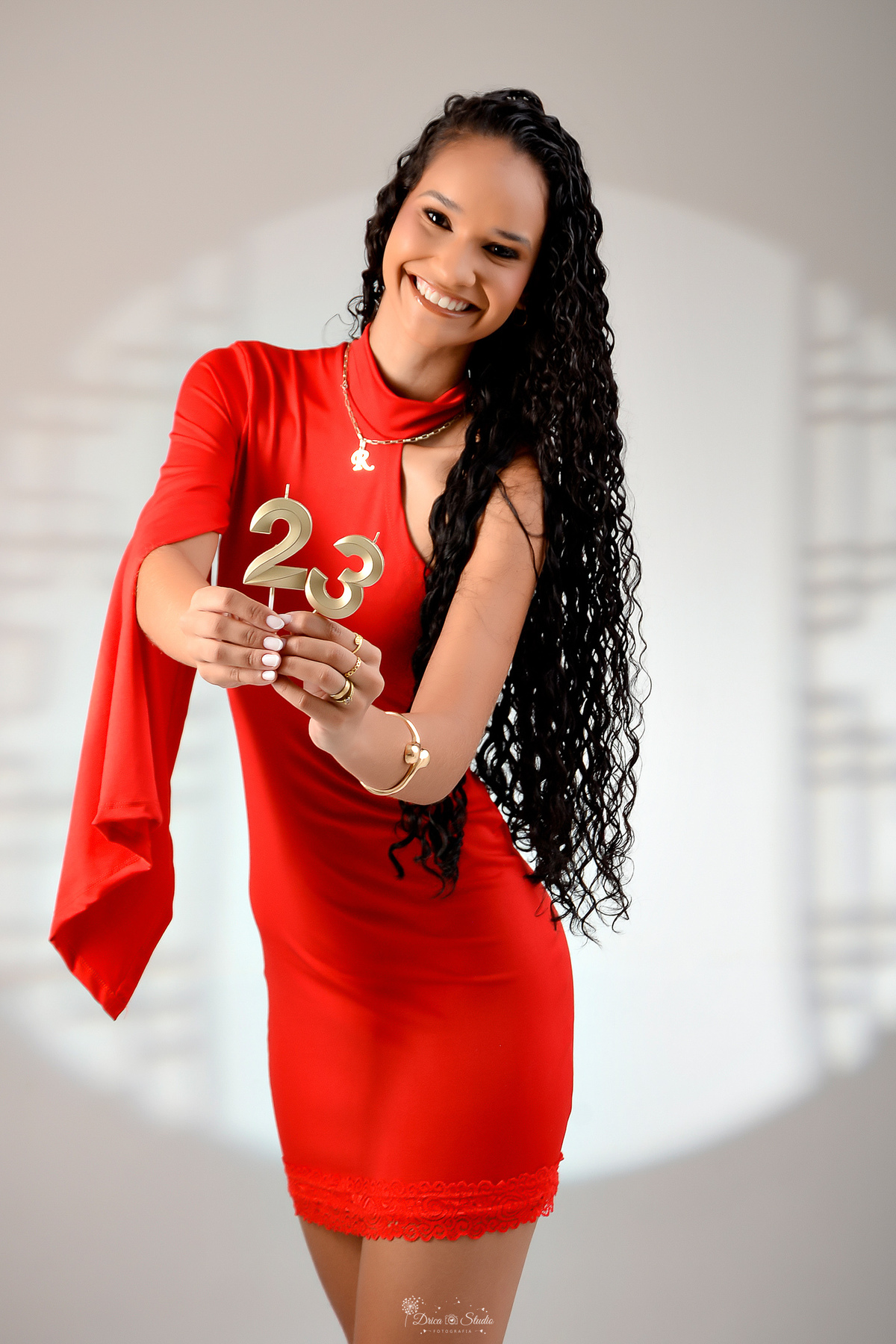 drica studio - ensaio de aniversário - fotos em estudio - 23 anos - ensaio feminino - usando vestido vermelho - com velas de numero 23 - fundo branco 