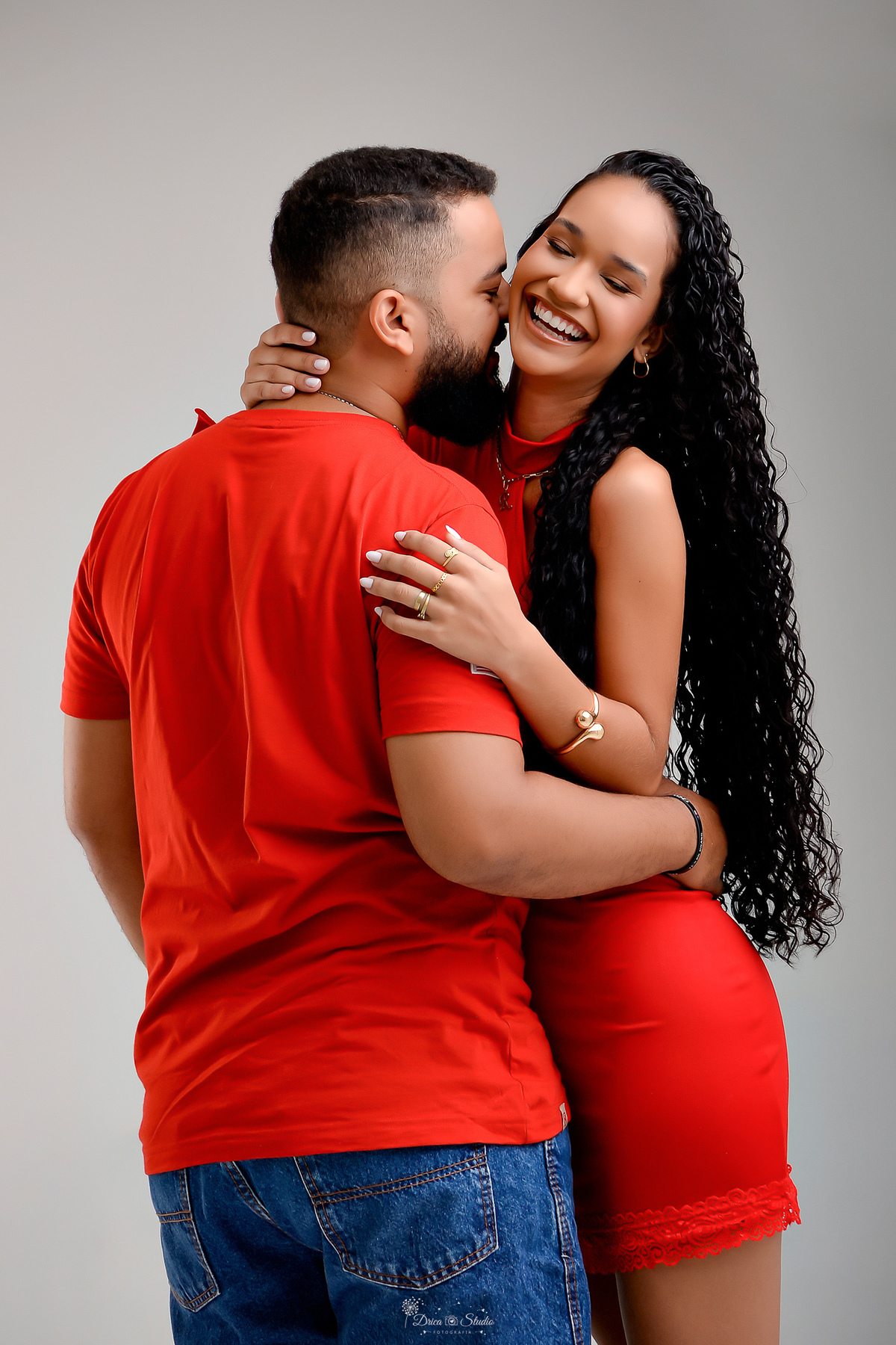 drica srudio - ensaio casal - ensaio em estudio - casal apaixonado - usando roupas vermelhas - fundo sem detalhes - xinguara - pará - foto espontanea 