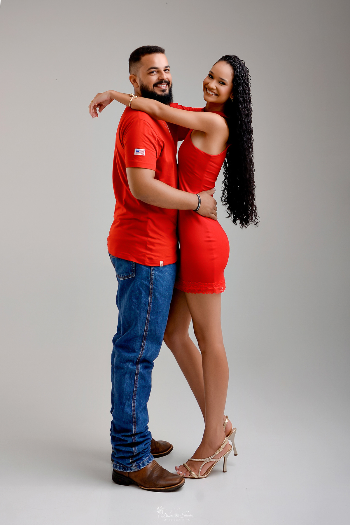drica srudio - ensaio casal - ensaio em estudio - casal apaixonado - usando roupas vermelhas - fundo sem detalhes - xinguara - pará - casal abraçados - fundo sem detalhes 