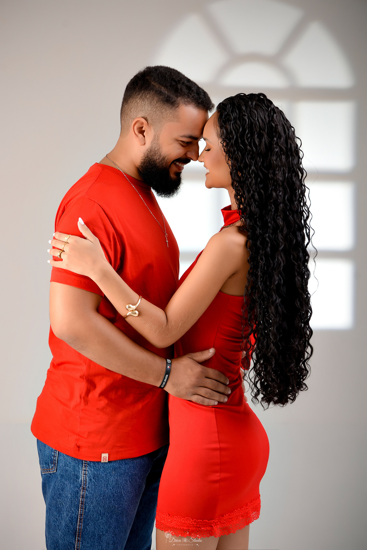 drica srudio - ensaio casal - ensaio em estudio - casal apaixonado - usando roupas vermelhas - fundo sem detalhes - xinguara - pará - casal abraçados - luz de led ao fundo 