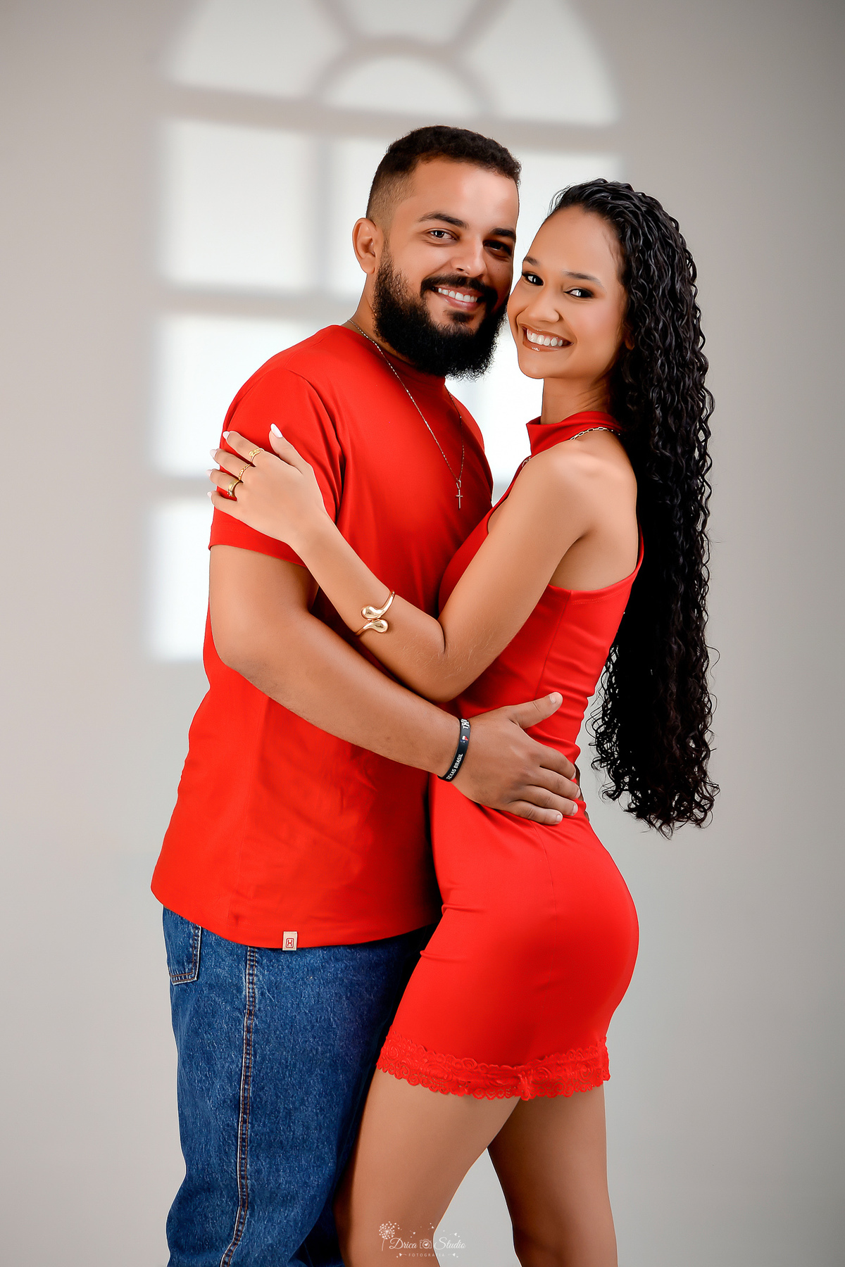 drica srudio - ensaio casal - ensaio em estudio - casal apaixonado - usando roupas vermelhas - fundo sem detalhes - xinguara - pará - casal abraçados - luz de led ao fundo 