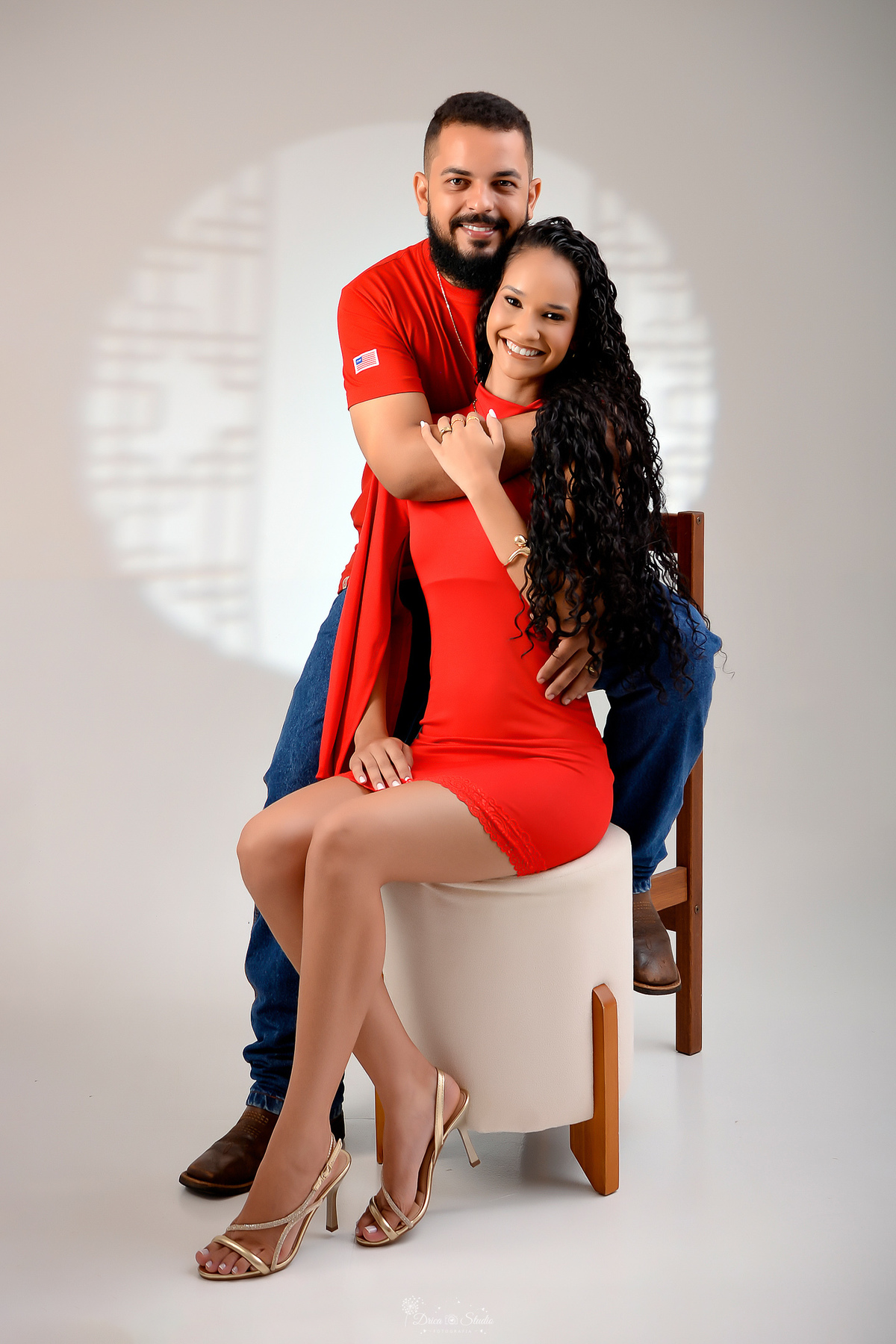 drica srudio - ensaio casal - ensaio em estudio - casal apaixonado - usando roupas vermelhas - fundo sem detalhes - xinguara - pará - 