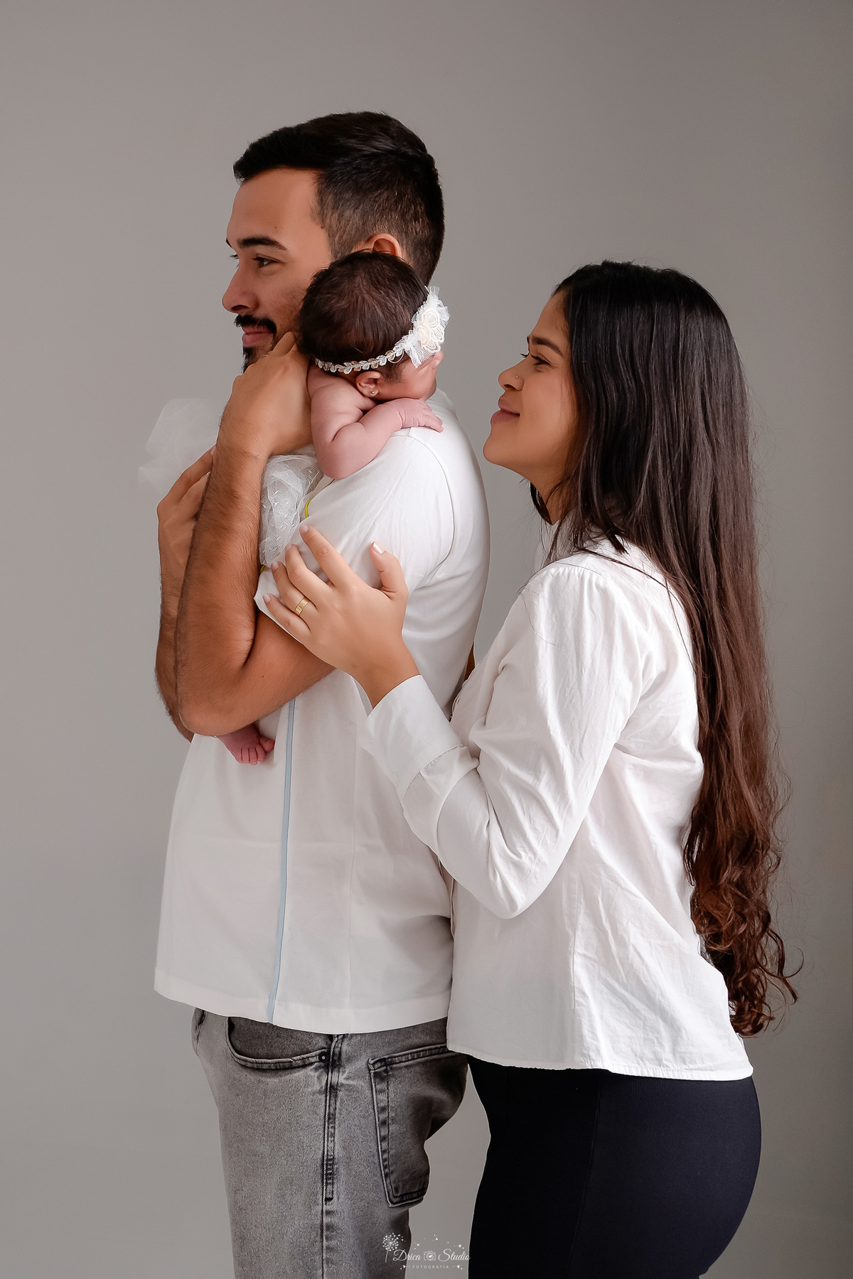 m nascida - ensaio newborn - ensaio famila - 18 dias de vida - babygril - drica studio - xinguara - pará - familia usando roupas brancas - pai segurando a filha - mãe ao lado do esposo e da filha 