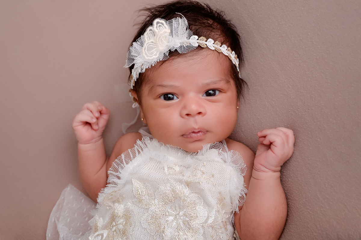 recém nascida - ensaio newborn - ensaio famila - 18 dias de vida - babygril - drica studio - xinguara - pará - usando roupinha branca - com laço branco - 