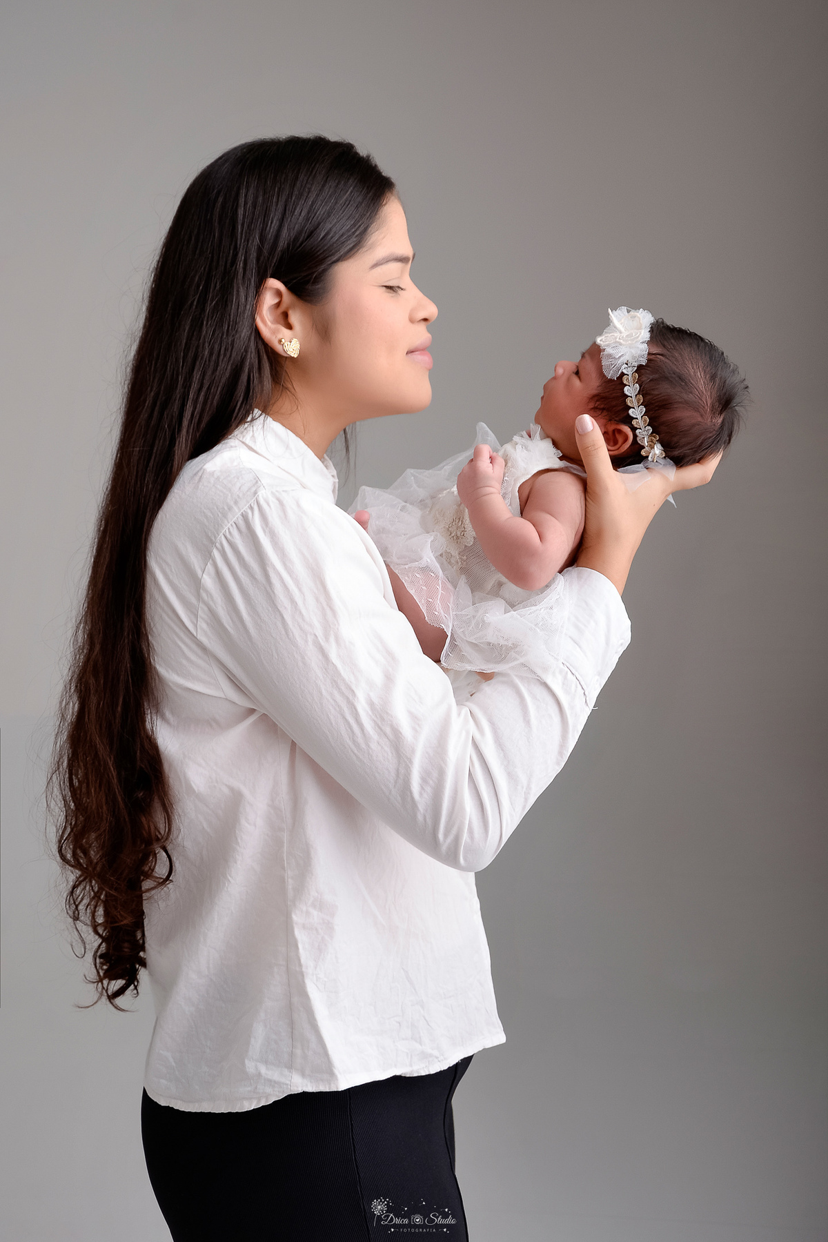 m nascida - ensaio newborn - ensaio famila - 18 dias de vida - babygril - drica studio - xinguara - pará - mãe e filha - mãe usando camisa branca - filha usand bory branco - 