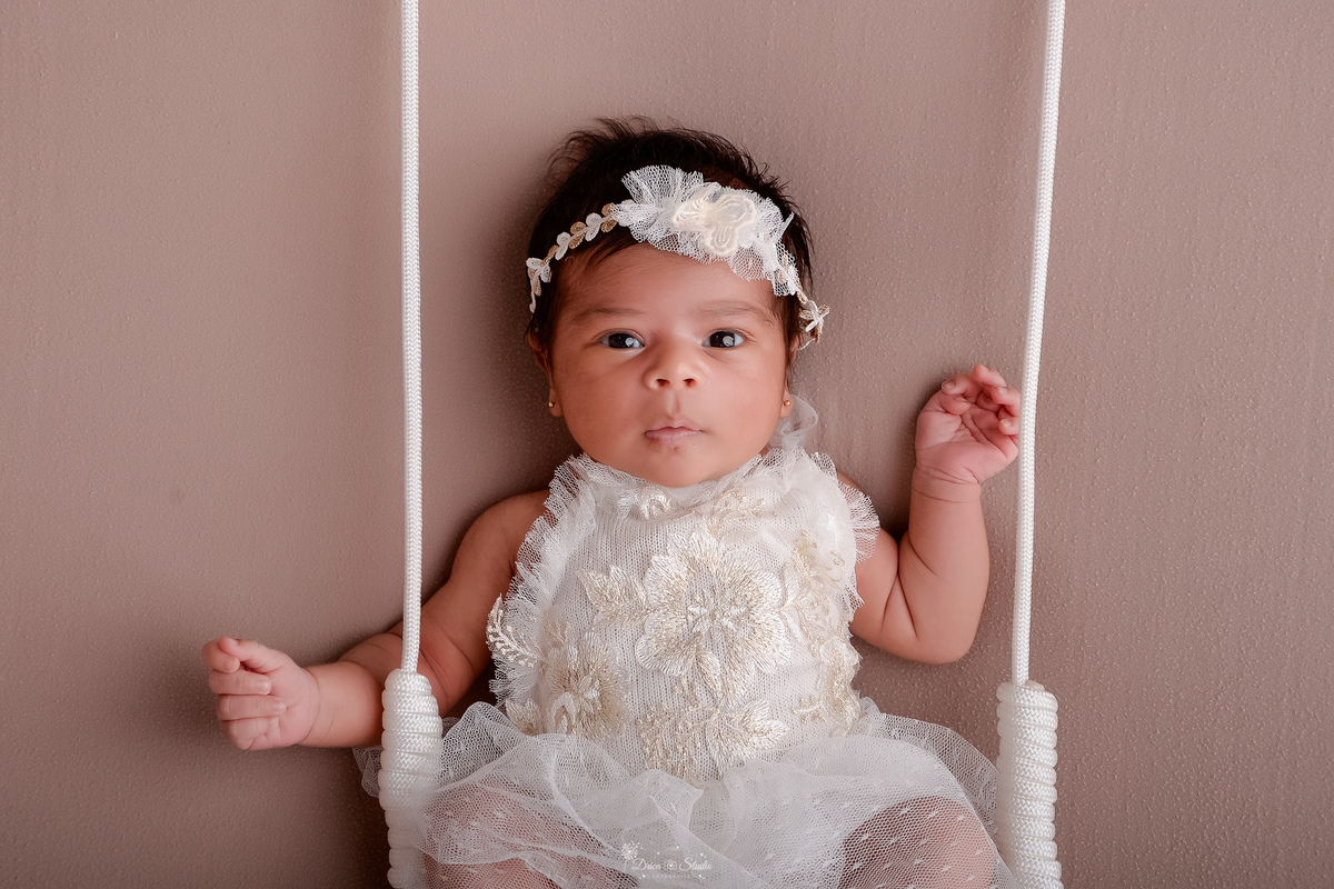m nascida - ensaio newborn - ensaio famila - 18 dias de vida - babygril - drica studio - xinguara - pará - bebê em mini balaço - usando roupinha branca - com laço branco - 