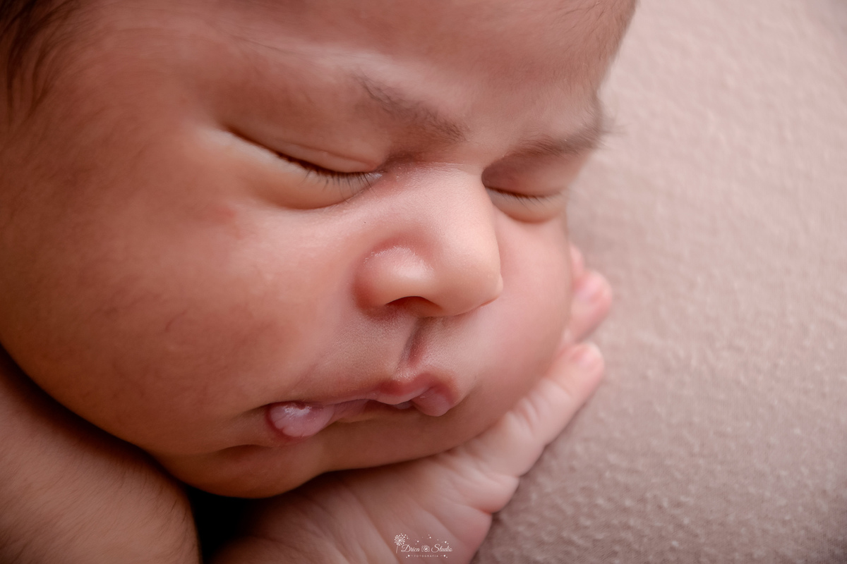 m nascida - ensaio newborn - ensaio famila - 18 dias de vida - babygril - drica studio - xinguara - pará - foto do rostinho da bebê - mostrando os detalhes do rostinho em seus primeiros dias de vida - 
