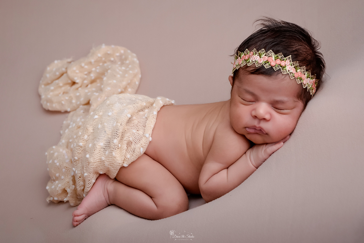 m nascida - ensaio newborn - ensaio famila - 18 dias de vida - babygril - drica studio - xinguara - pará - bebê com tecido, e laço de flores - 