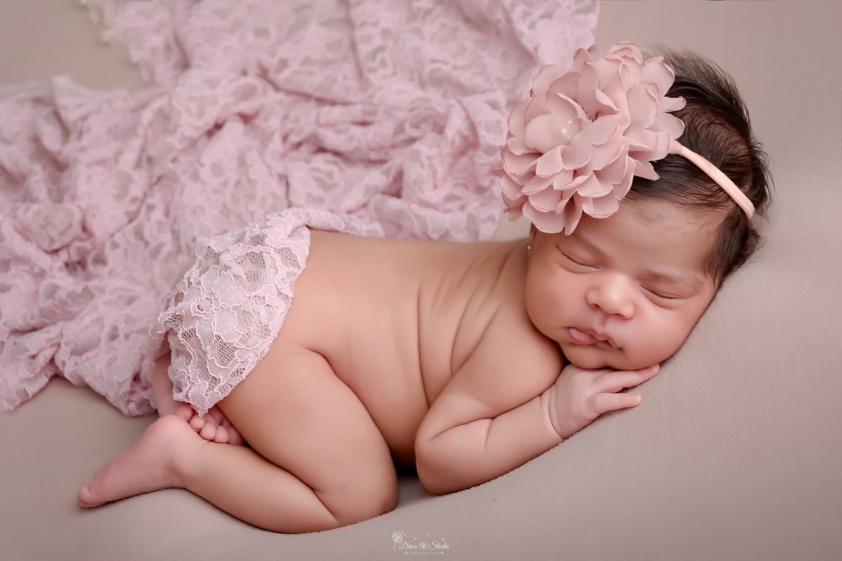 m nascida - ensaio newborn - ensaio famila - 18 dias de vida - babygril - drica studio - xinguara - pará - bebê usando laço rosa 