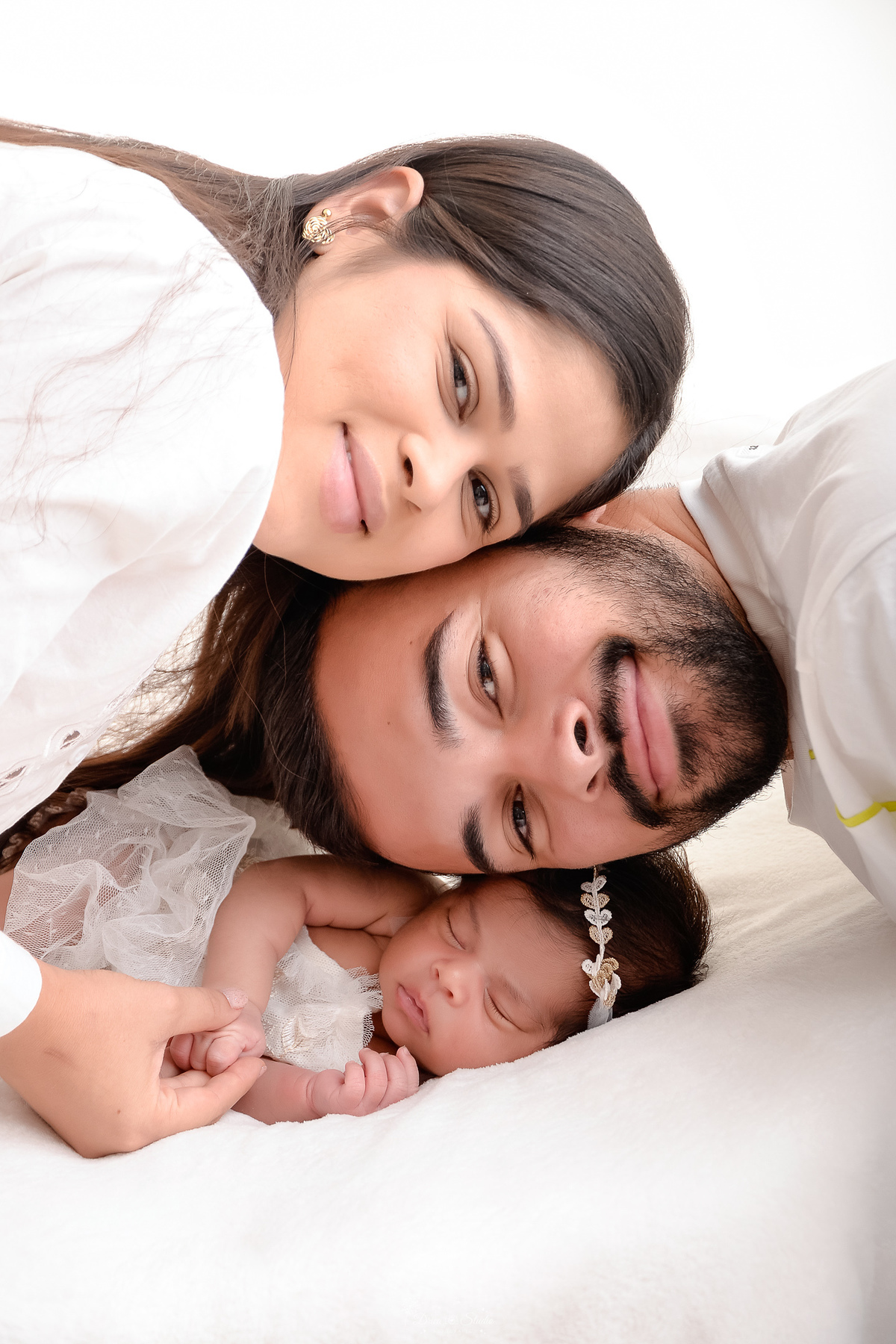 m nascida - ensaio newborn - ensaio famila - 18 dias de vida - babygril - drica studio - xinguara - pará - pai e mãe com o rosto encostado na filha 