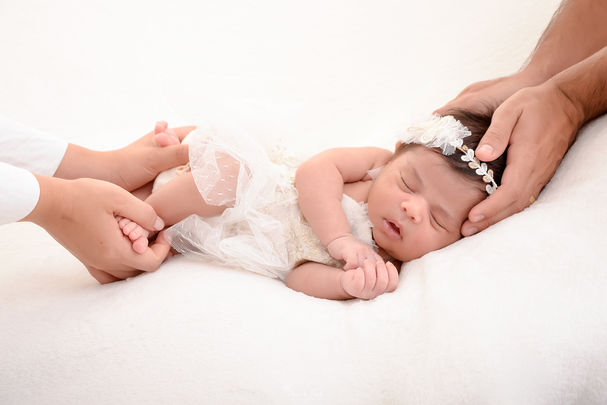 m nascida - ensaio newborn - ensaio famila - 18 dias de vida - babygril - drica studio - xinguara - pará - mãe segurando os pezinhos - pai com a mão no rostinho da filha 