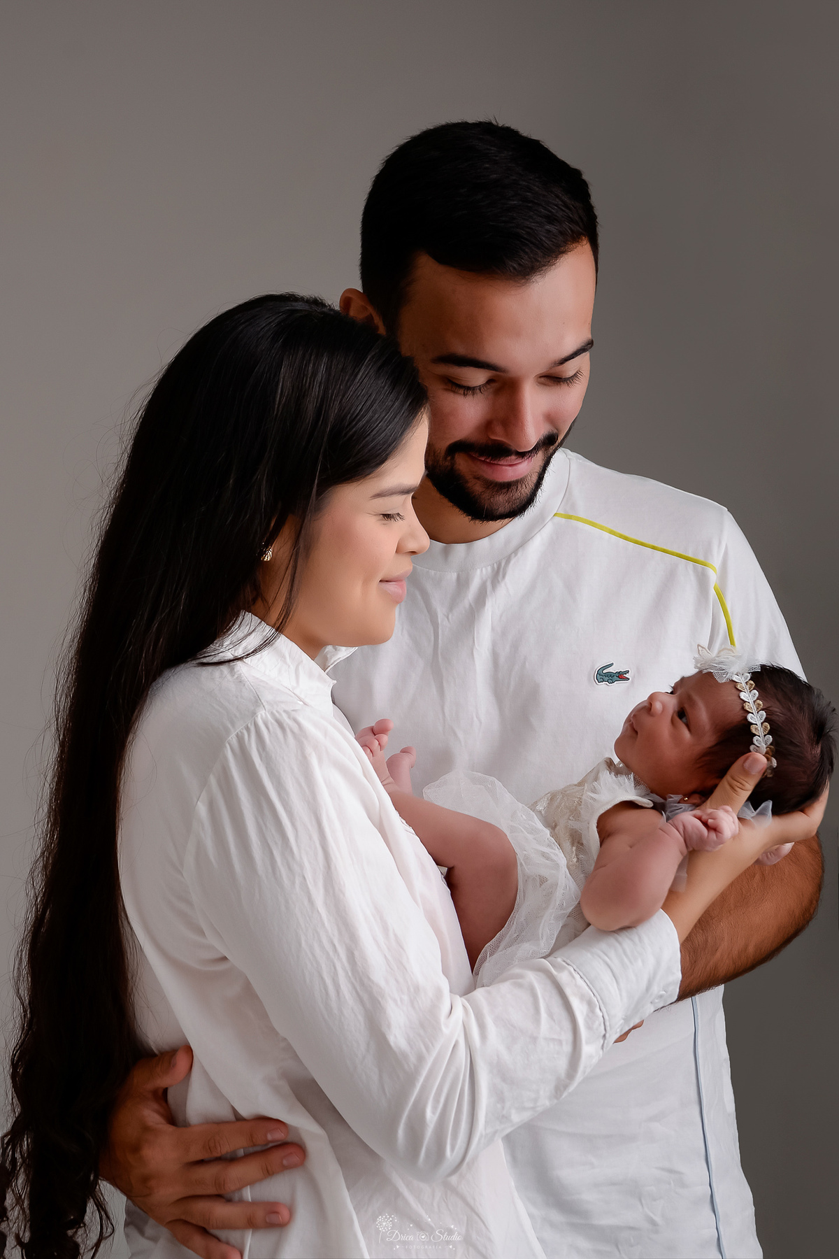 m nascida - ensaio newborn - ensaio famila - 18 dias de vida - babygril - drica studio - xinguara - pará - mãe, pai e filha juntos - usando roupas brancas 