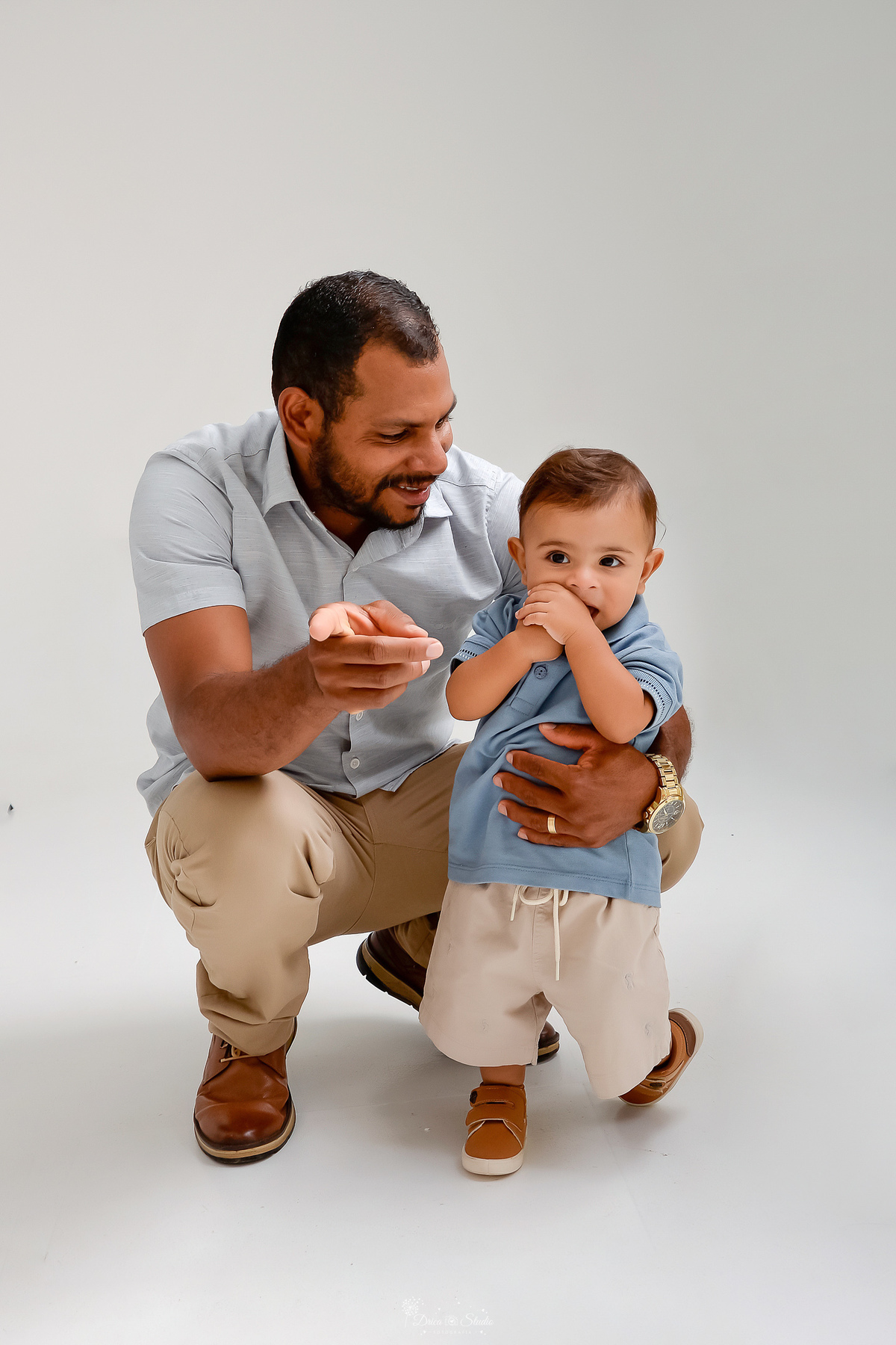 Drica studio - ensaio infantil - ensaio de 1 ano - smash the cake - arca de noé - acompanhamneto mensal - pai e filho - usando camisas azuis claras e bermuda e calça bege - foto em fundo branco - 