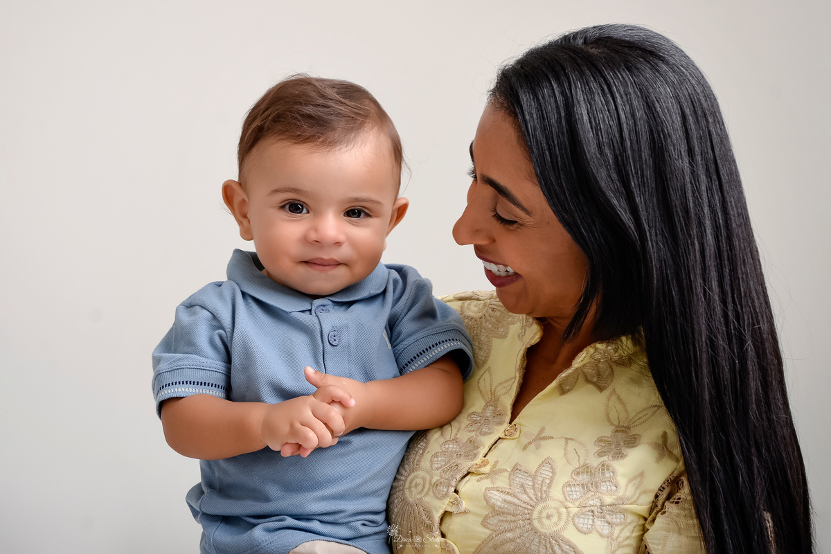 Drica studio - ensaio infantil - ensaio de 1 ano - smash the cake - arca de noé - acompanhamneto mensal - mãe e filho - foto em fundo branco - bebe usando camisa polo azul claro 
