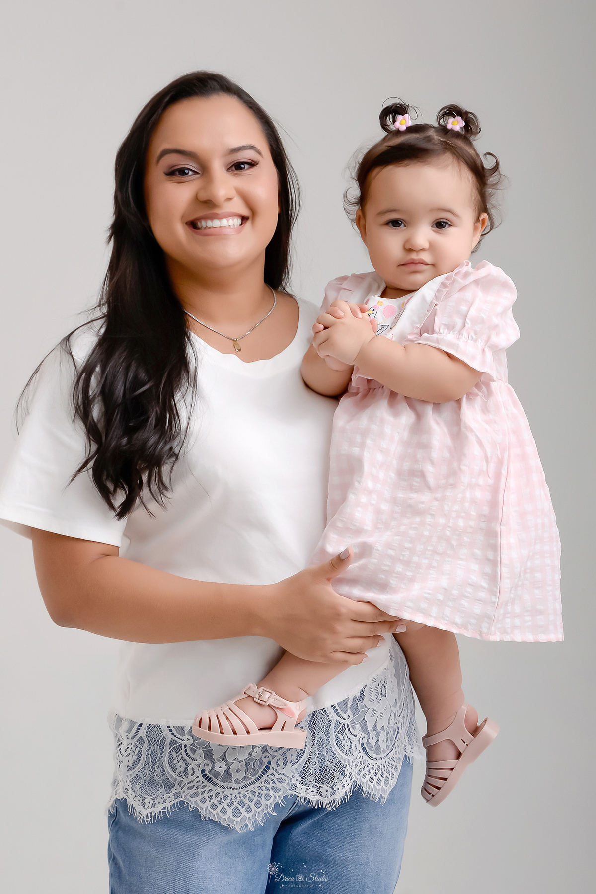 Drica studio - smash the cake - ensaio familia - 1 aninho - ensaio em estúdio - mãe e filha - mãe usando blusa branca - filha usando vestido rosa - 