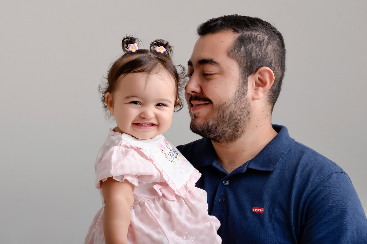 Drica studio - smash the cake - ensaio familia - 1 aninho - ensaio em estúdio - pai e filha - pai usando camisa golo polo azul escuro - filha usando vestido rosa 