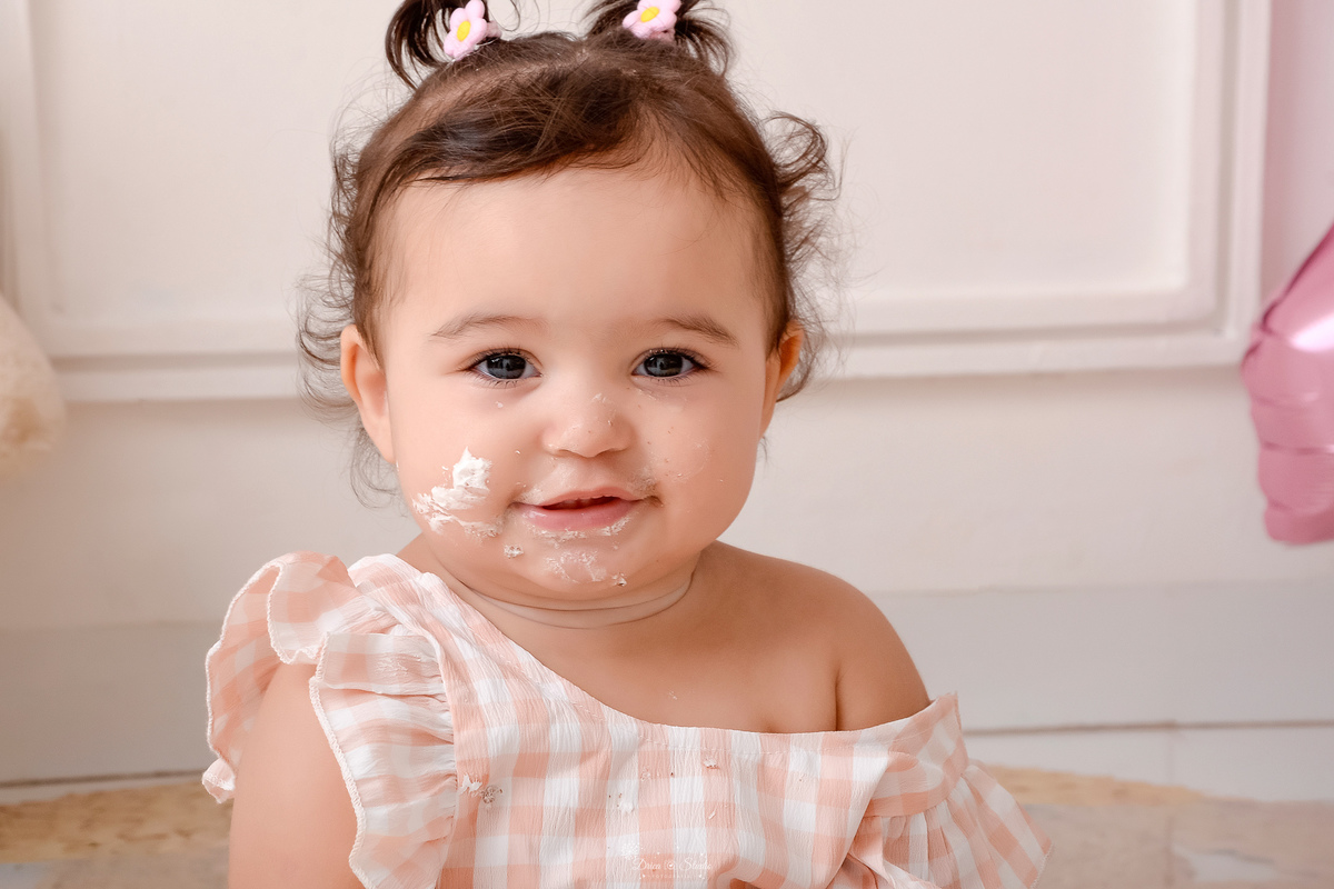 Drica studio - smash the cake - ensaio familia - 1 aninho - ensaio em estúdio - foto do rostinho da bebê - com o rostinho sujo de bolo - 
