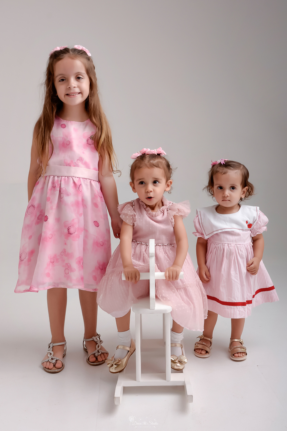 Drica studio - ensaio familia - ensaio de 2 anos - fotos em estudio - primas reunidas - foto com o fundo branco - 