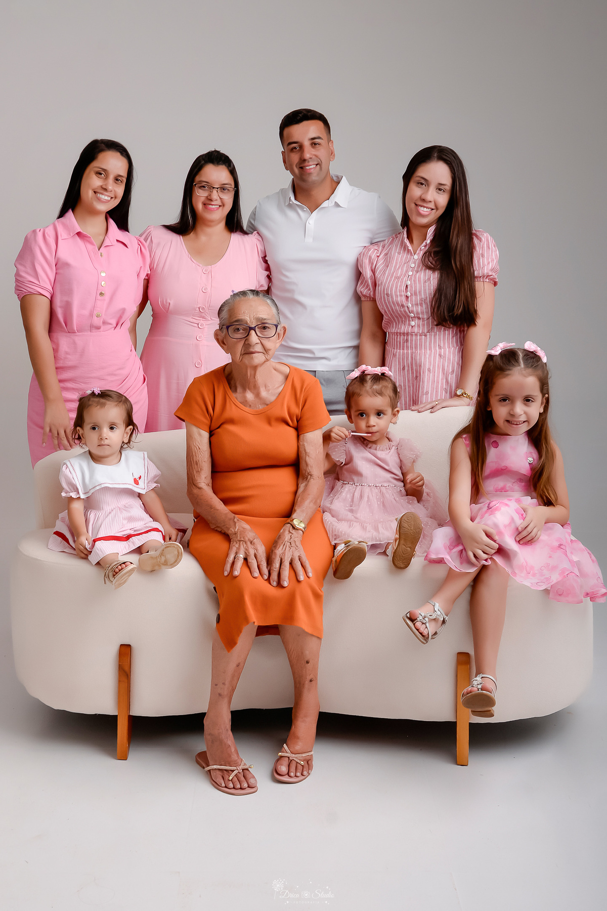 Drica studio - ensaio familia - ensaio de 2 anos - fotos em estudio - familia reunida - varias gerações - meninas usando vestidos rosas - 
